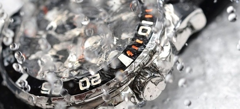 How to handle a watch damaged by steam is extremely simple right at home (1)