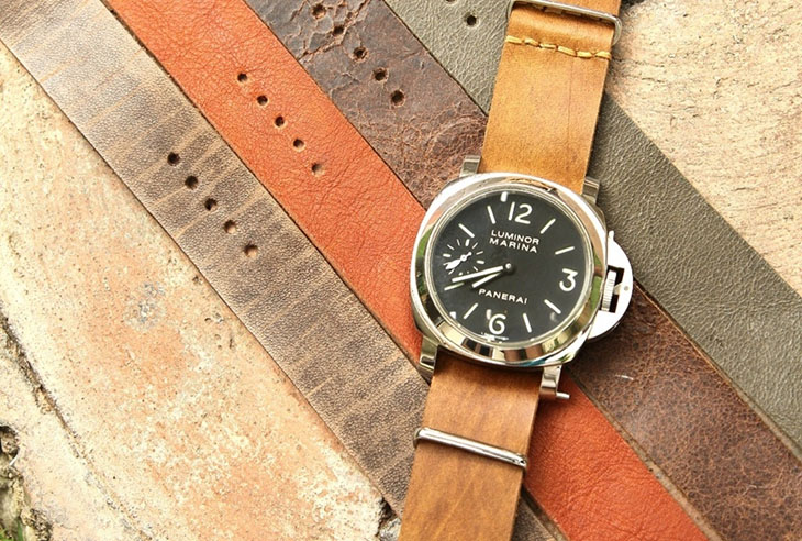 Many people prefer and choose watches with leather straps. However, if you don't know how to use and maintain them correctly, leather straps can easily become worn out and damaged. Let's explore the proper way to care for leather watch straps and prevent damage with Mon Luxury - 1:1 Replica Watch!