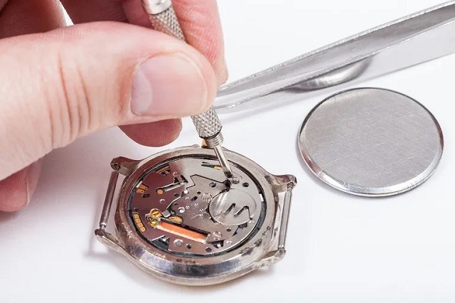 Prominent Replica Watch Repair Services at Mon Luxury