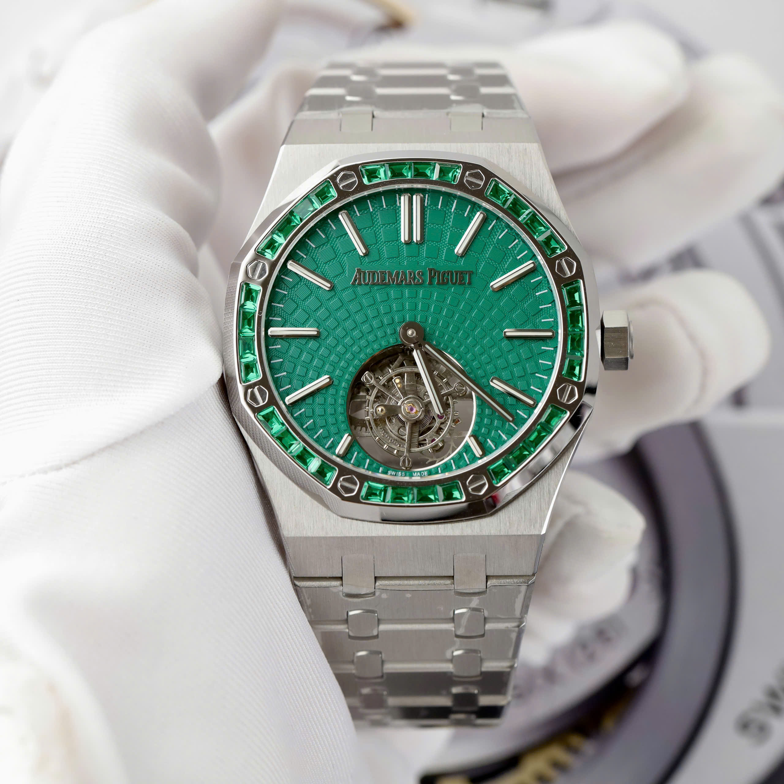 Đồng Hồ Audemars Piguet Replica 11 Royal Oak Selfwinding Flying Tourbillon 26730BC Đính Đá Baguette 41mm (4) Đồng Hồ Audemars Piguet Replica 11 Royal Oak Selfwinding Flying Tourbillon 26730BC Đính Đá Baguette 41mm