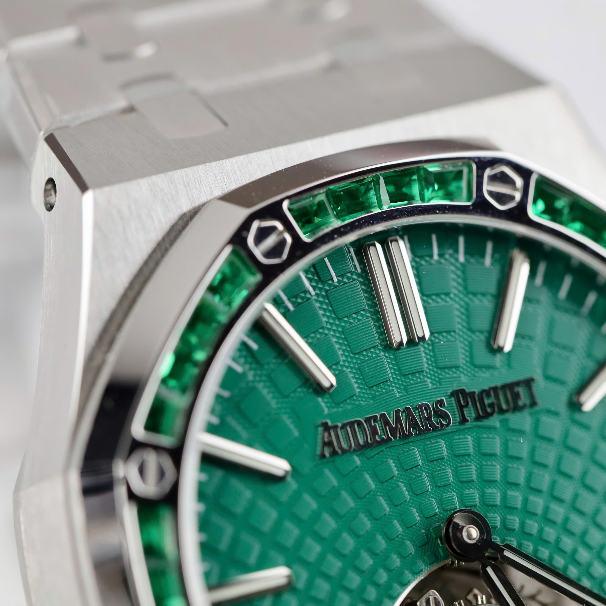 Đồng Hồ Audemars Piguet Replica 11 Royal Oak Selfwinding Flying Tourbillon 26730BC Đính Đá Baguette 41mm (6) Đồng Hồ Audemars Piguet Replica 11 Royal Oak Selfwinding Flying Tourbillon 26730BC Đính Đá Baguette 41mm