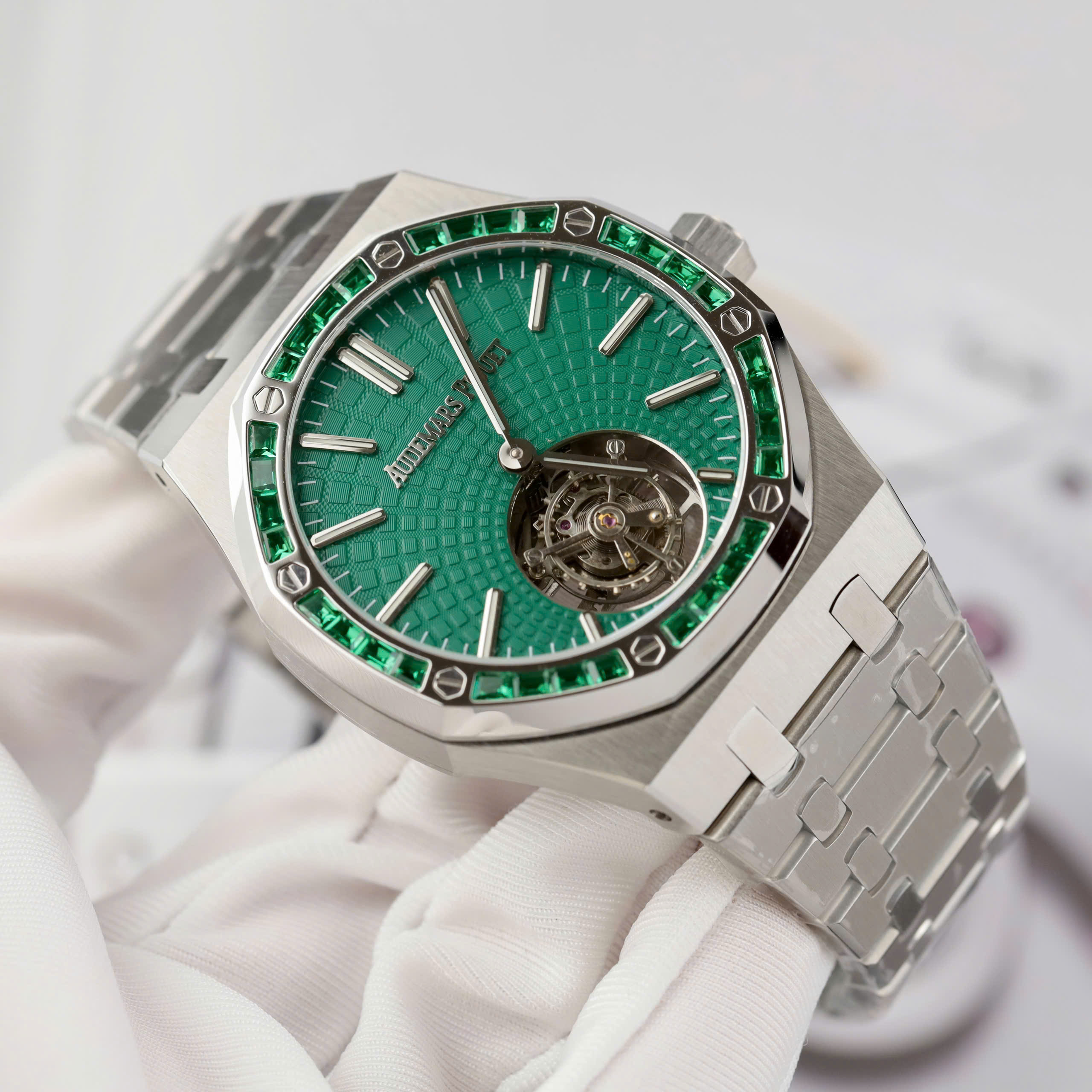 Đồng Hồ Audemars Piguet Replica 11 Royal Oak Selfwinding Flying Tourbillon 26730BC Đính Đá Baguette 41mm (7) Đồng Hồ Audemars Piguet Replica 11 Royal Oak Selfwinding Flying Tourbillon 26730BC Đính Đá Baguette 41mm