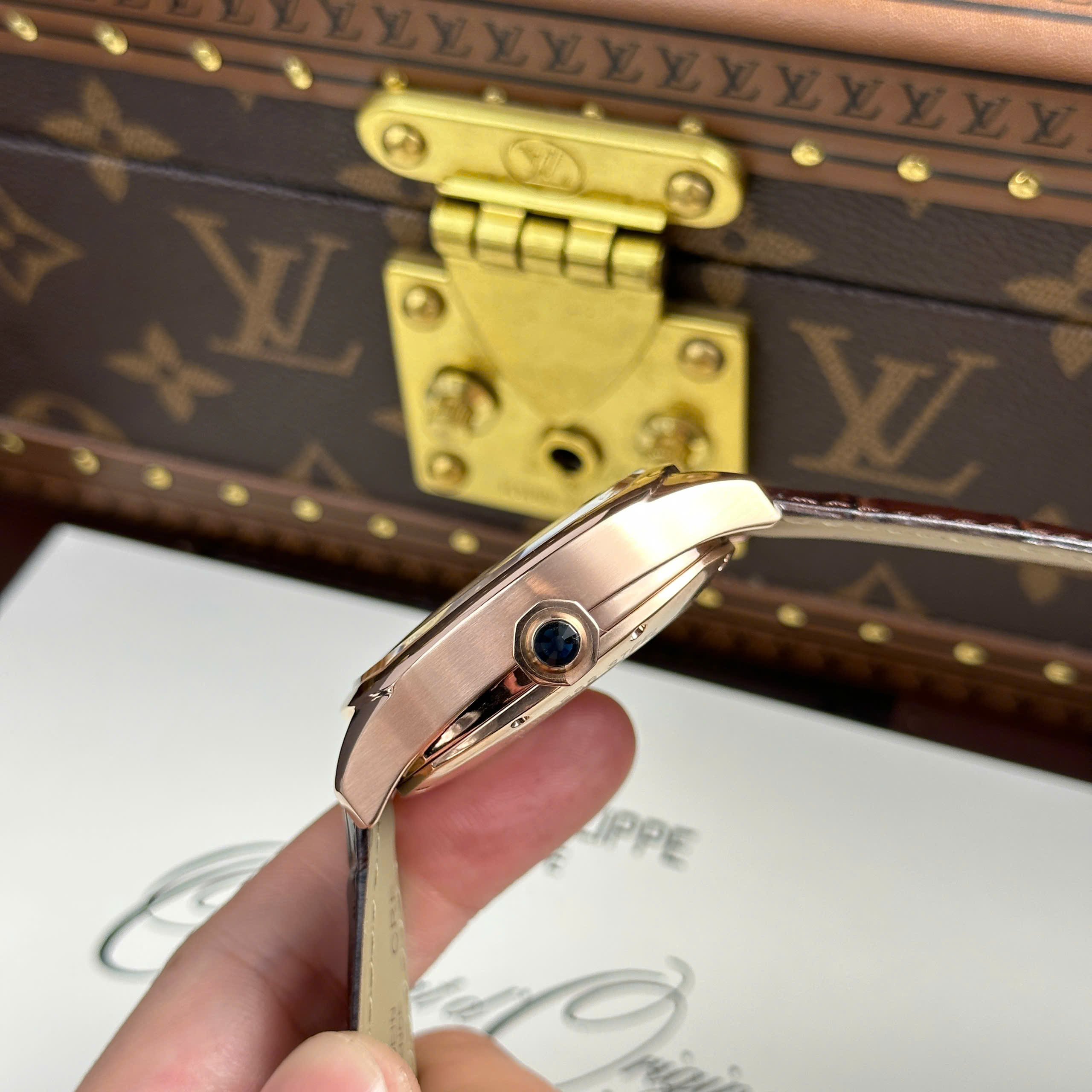 Đồng Hồ Cartier Drive Tourbillon Replica 11 Mặt Số Vân Guiloche Dây Da Nâu 41mm (1) Đồng Hồ Cartier Drive Tourbillon Replica 11 Mặt Số Vân Guiloche Dây Da Nâu 41mm