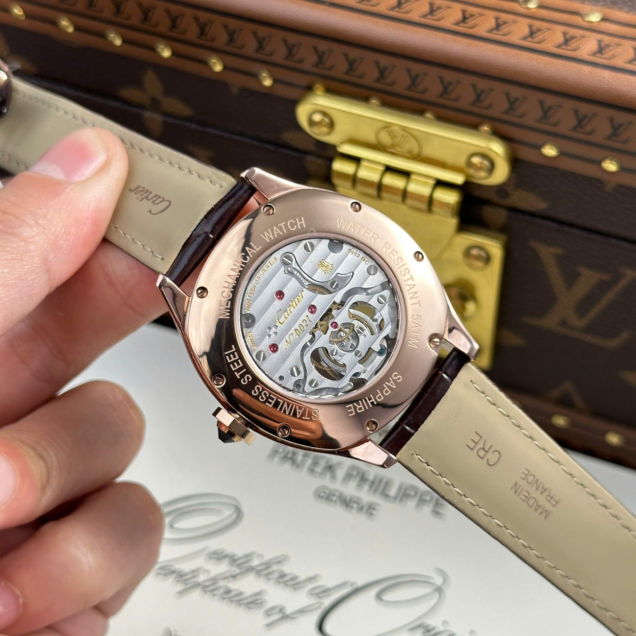 Đồng Hồ Cartier Drive Tourbillon Replica 11 Mặt Số Vân Guiloche Dây Da Nâu 41mm (10) Đồng Hồ Cartier Drive Tourbillon Replica 11 Mặt Số Vân Guiloche Dây Da Nâu 41mm