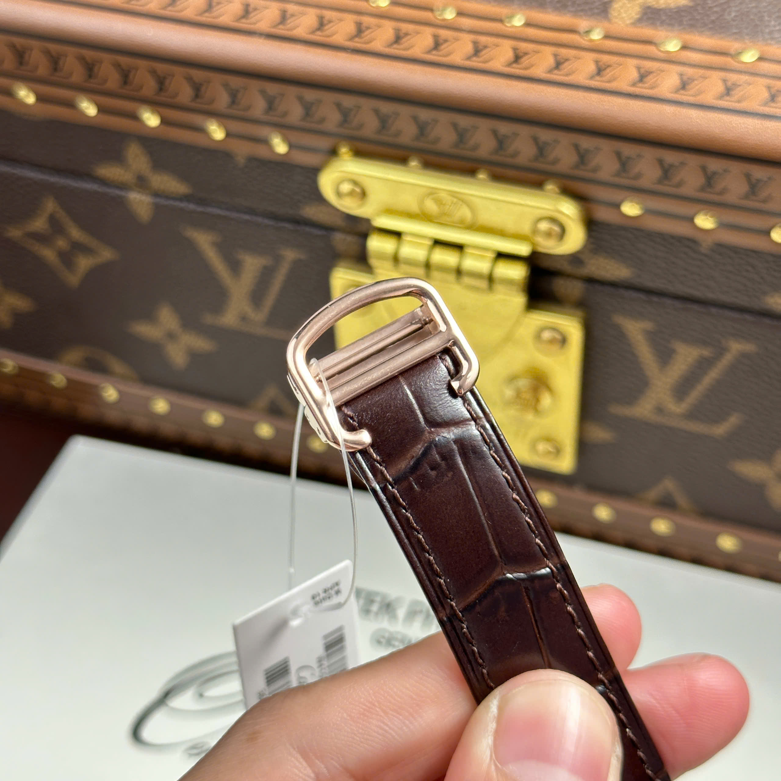 Đồng Hồ Cartier Drive Tourbillon Replica 11 Mặt Số Vân Guiloche Dây Da Nâu 41mm (2) Đồng Hồ Cartier Drive Tourbillon Replica 11 Mặt Số Vân Guiloche Dây Da Nâu 41mm