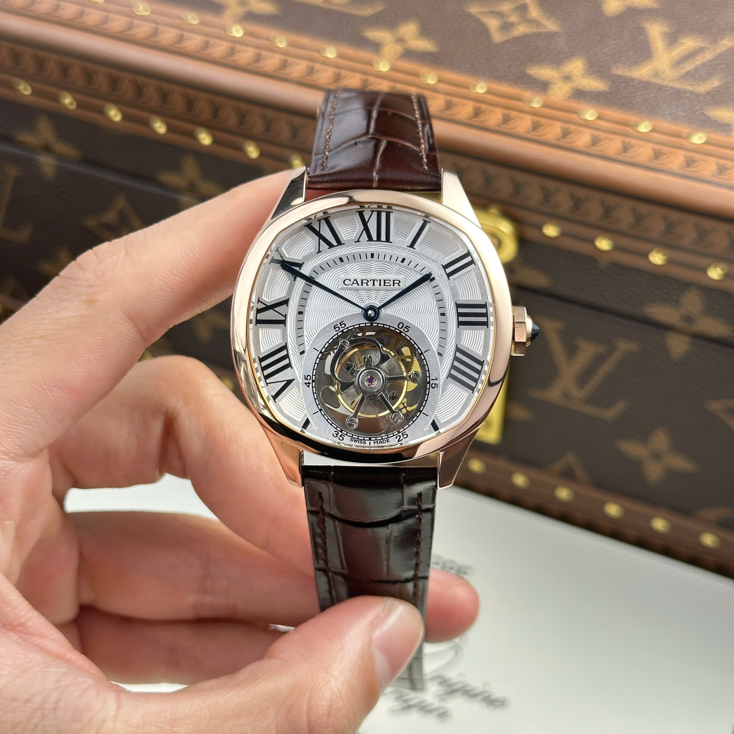 Đồng Hồ Cartier Drive Tourbillon Replica 11 Mặt Số Vân Guiloche Dây Da Nâu 41mm (4) Đồng Hồ Cartier Drive Tourbillon Replica 11 Mặt Số Vân Guiloche Dây Da Nâu 41mm