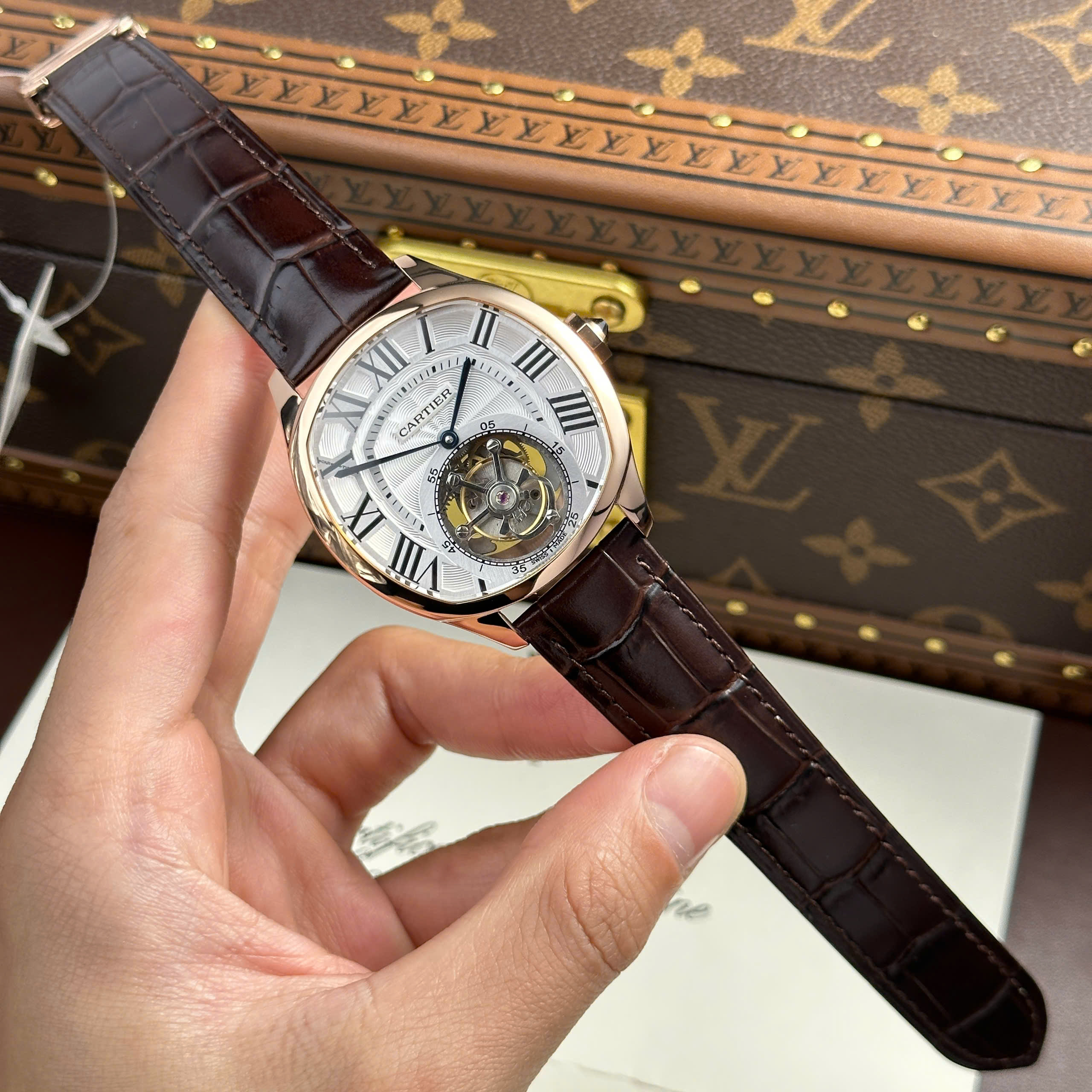 Đồng Hồ Cartier Drive Tourbillon Replica 11 Mặt Số Vân Guiloche Dây Da Nâu 41mm (5) Đồng Hồ Cartier Drive Tourbillon Replica 11 Mặt Số Vân Guiloche Dây Da Nâu 41mm
