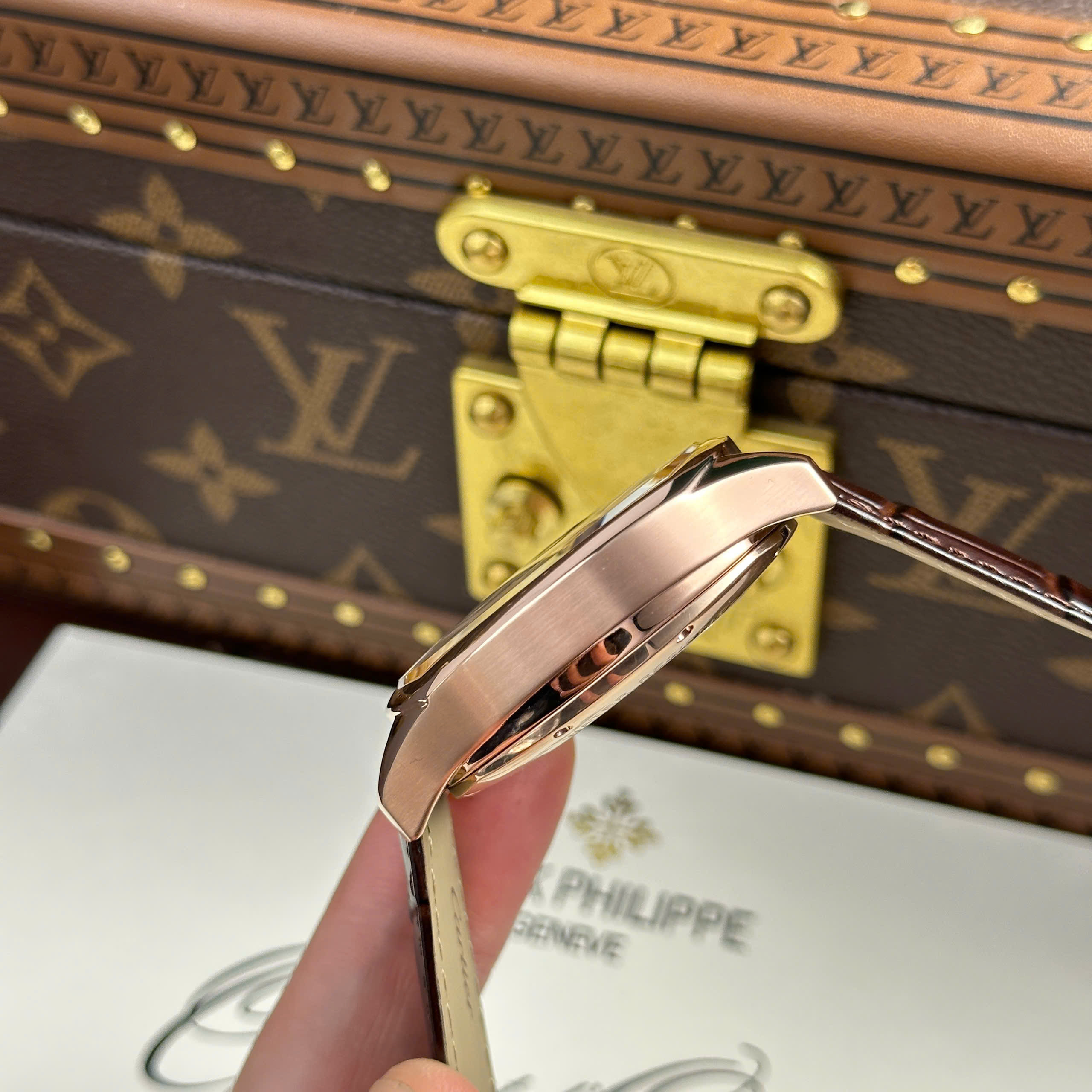 Đồng Hồ Cartier Drive Tourbillon Replica 11 Mặt Số Vân Guiloche Dây Da Nâu 41mm (6) Đồng Hồ Cartier Drive Tourbillon Replica 11 Mặt Số Vân Guiloche Dây Da Nâu 41mm