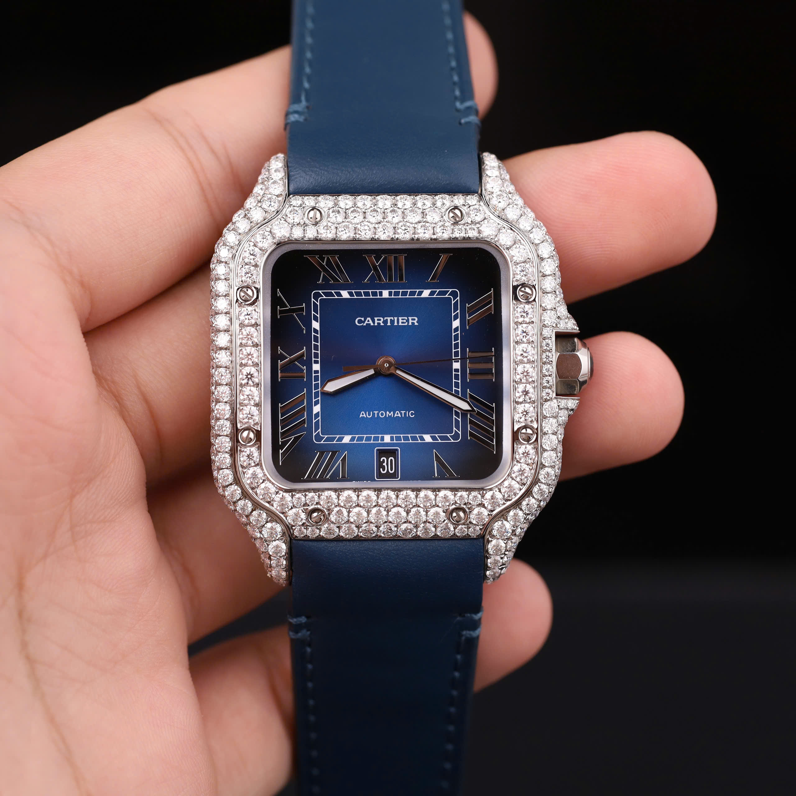 Đồng Hồ Cartier Santos Nam Chế Tác Đô Kim Cương Moissanite Màu Xanh Blue 39 (1) Đồng Hồ Cartier Santos Nam Chế Tác Đô Kim Cương Moissanite Màu Xanh Blue 39.8mm