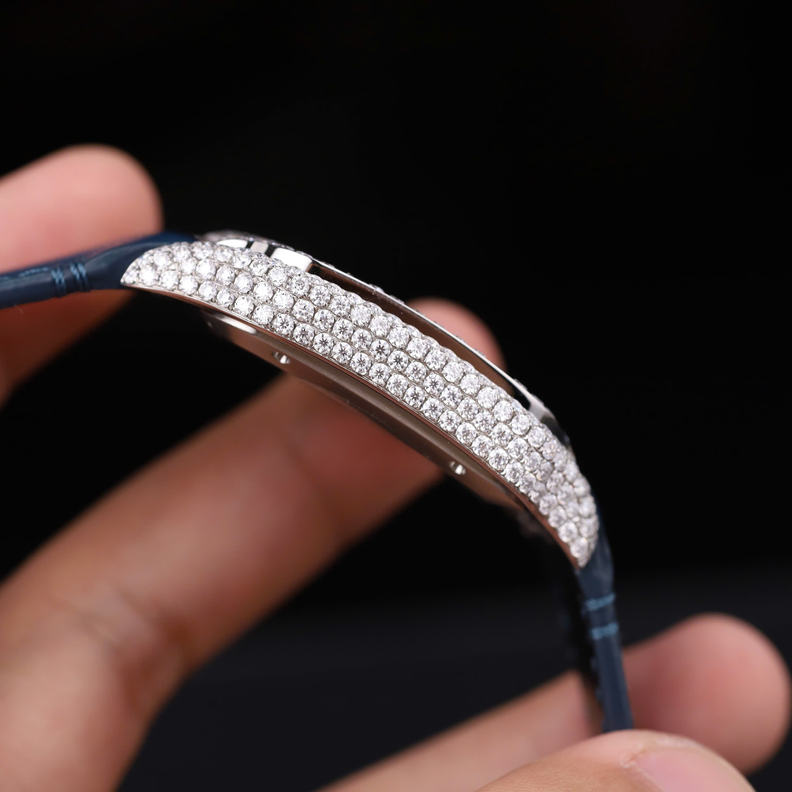 Đồng Hồ Cartier Santos Nam Chế Tác Đô Kim Cương Moissanite Màu Xanh Blue 39 (3) Đồng Hồ Cartier Santos Nam Chế Tác Đô Kim Cương Moissanite Màu Xanh Blue 39.8mm