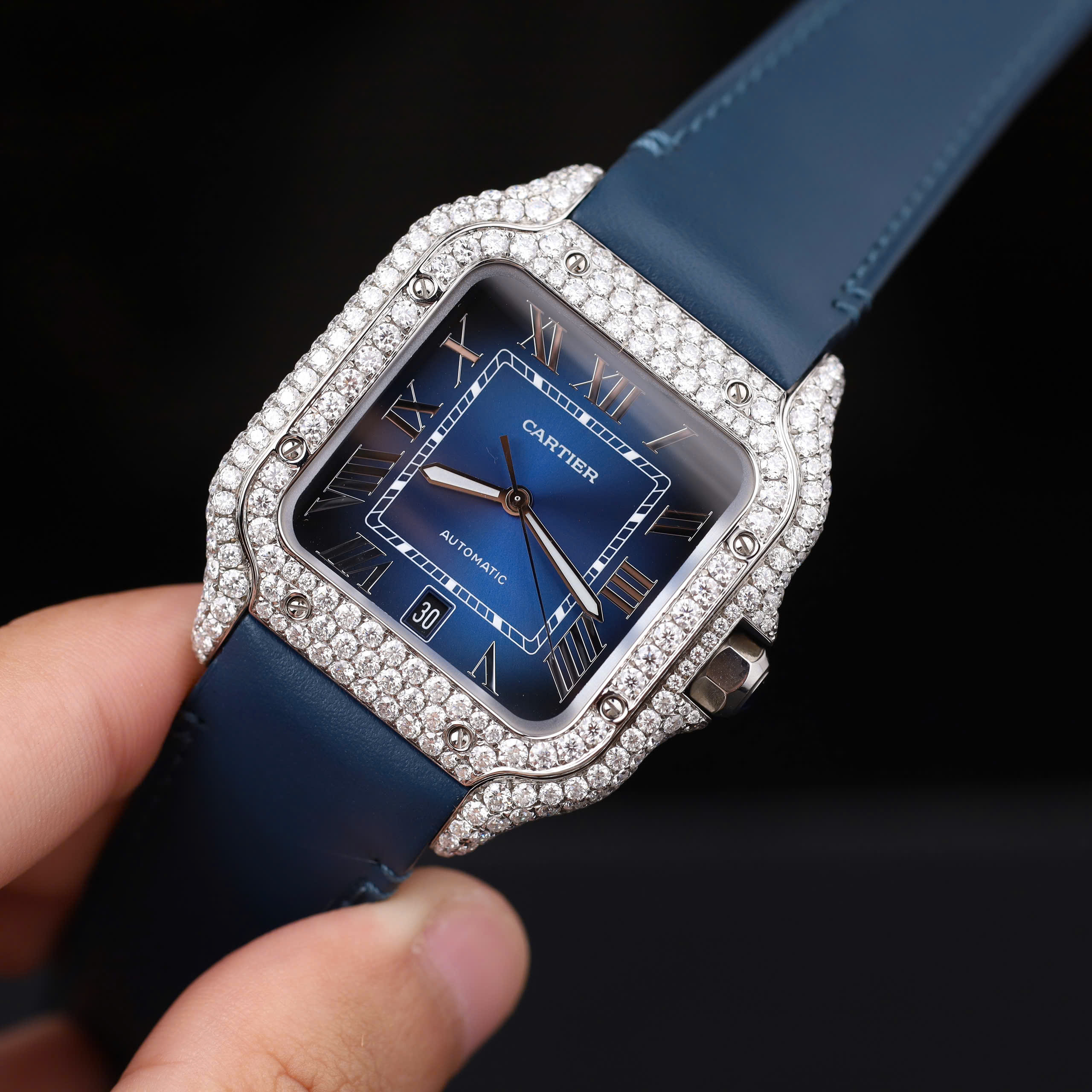Đồng Hồ Cartier Santos Nam Chế Tác Đô Kim Cương Moissanite Màu Xanh Blue 39 (6) Đồng Hồ Cartier Santos Nam Chế Tác Đô Kim Cương Moissanite Màu Xanh Blue 39.8mm