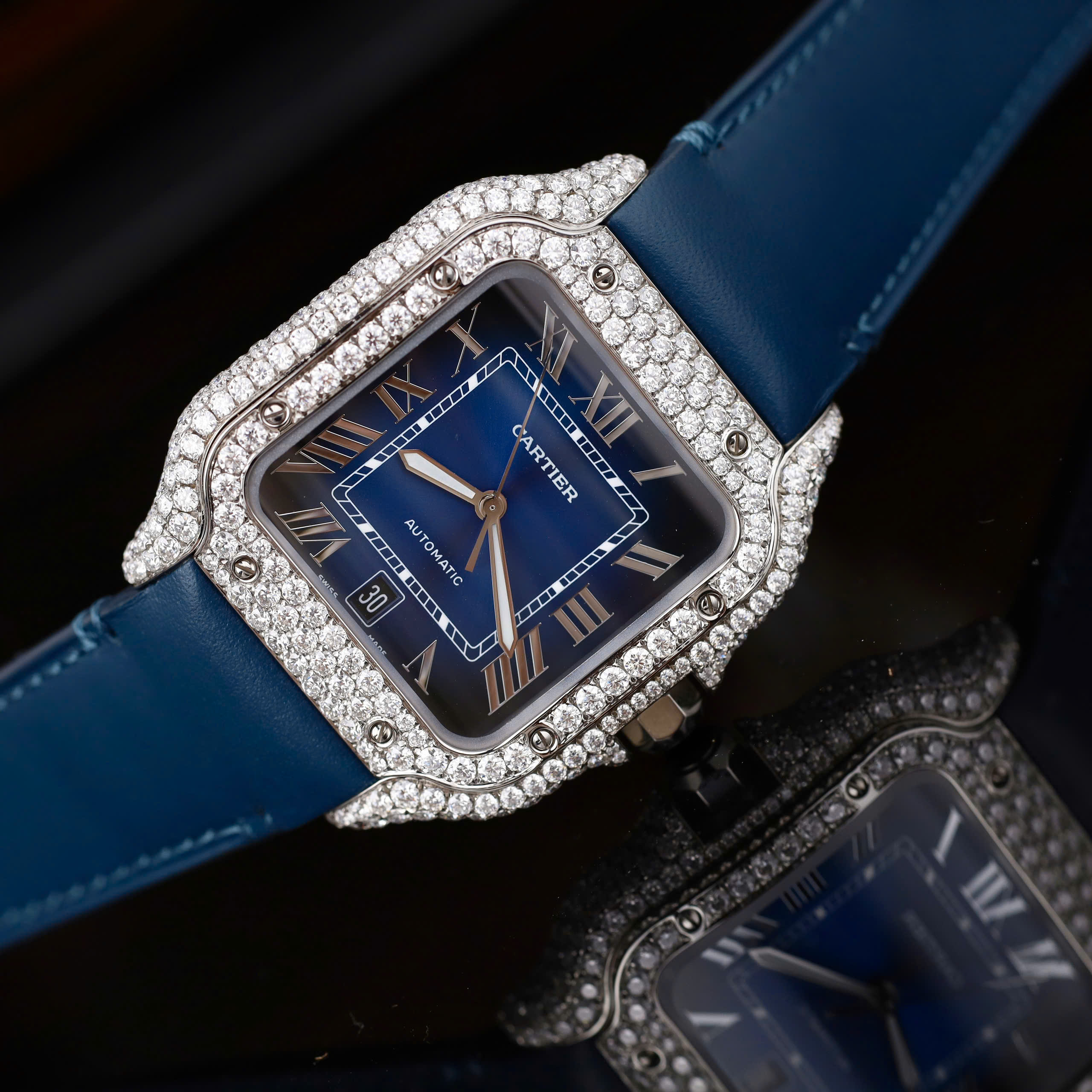 Đồng Hồ Cartier Santos Nam Chế Tác Đô Kim Cương Moissanite Màu Xanh Blue 39 (8) Đồng Hồ Cartier Santos Nam Chế Tác Đô Kim Cương Moissanite Màu Xanh Blue 39.8mm