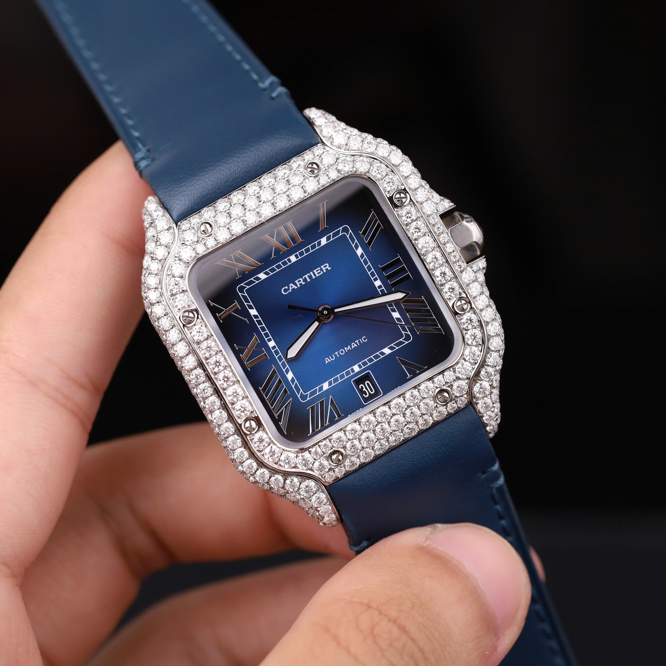 Đồng Hồ Cartier Santos Nam Chế Tác Đô Kim Cương Moissanite Màu Xanh Blue 39 (9) Đồng Hồ Cartier Santos Nam Chế Tác Đô Kim Cương Moissanite Màu Xanh Blue 39.8mm