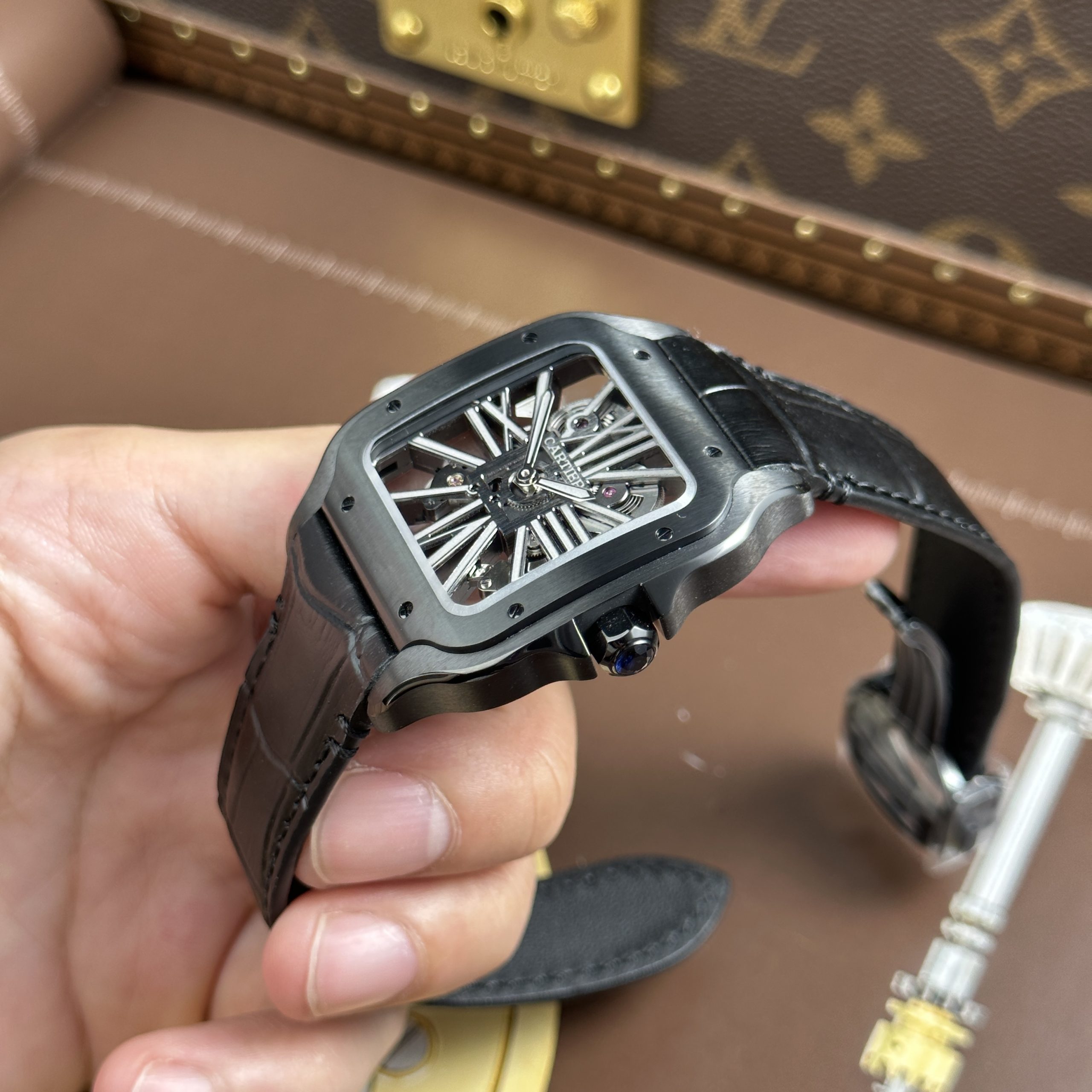 Đồng Hồ Cartier Santos de Cartier Rep Cao Cấp Skeleton Dây Da Đen Nhà Máy MLF 39 (2) Đồng Hồ Cartier Santos de Cartier Rep Cao Cấp Skeleton Dây Da Đen Nhà Máy MLF 39.8mm