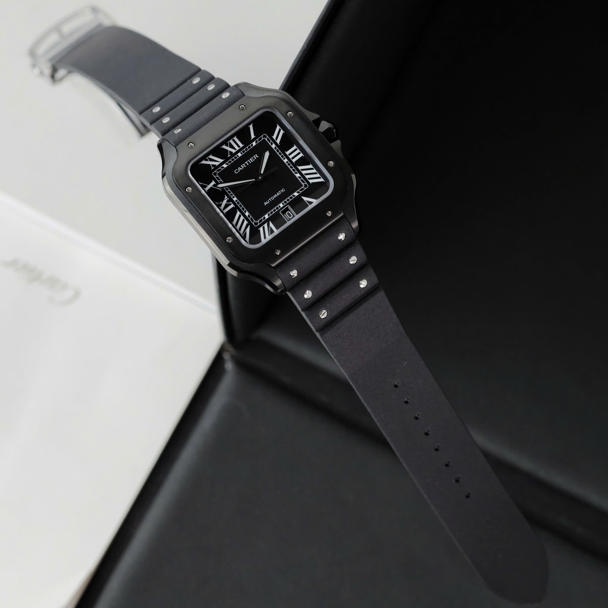 Đồng Hồ Cartier Santos de Cartier Replica 11 Dây Cao Su Đen Nhà Máy BV 39 (2) Đồng Hồ Cartier Santos de Cartier Replica 11 Dây Cao Su Đen Nhà Máy BV 39.8mm