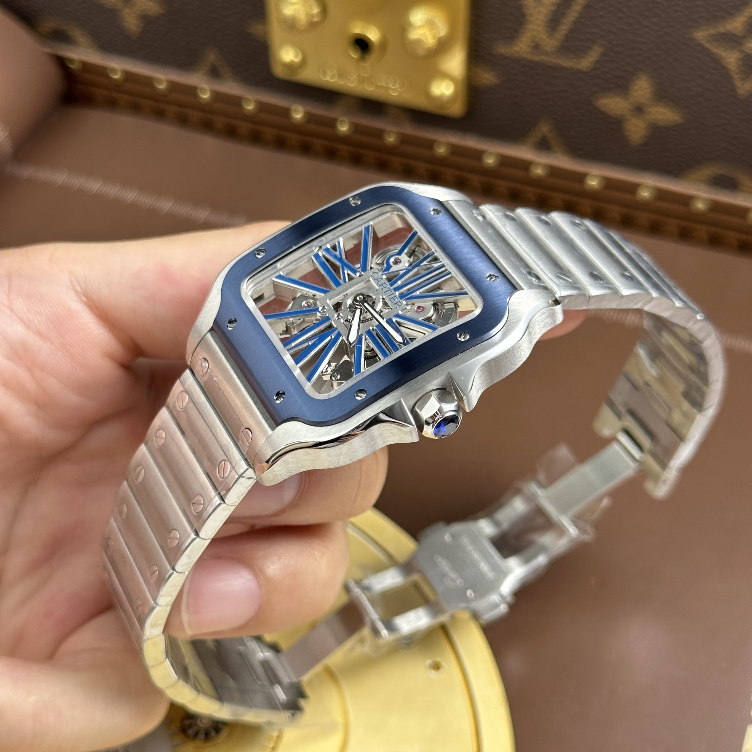 Đồng Hồ Cartier Santos de Cartier Replica Skeleton Demi Xanh Dương Nhà Máy MLF 39 (12) Đồng Hồ Cartier Santos de Cartier Replica Skeleton Demi Xanh Dương Nhà Máy MLF 39.8mm