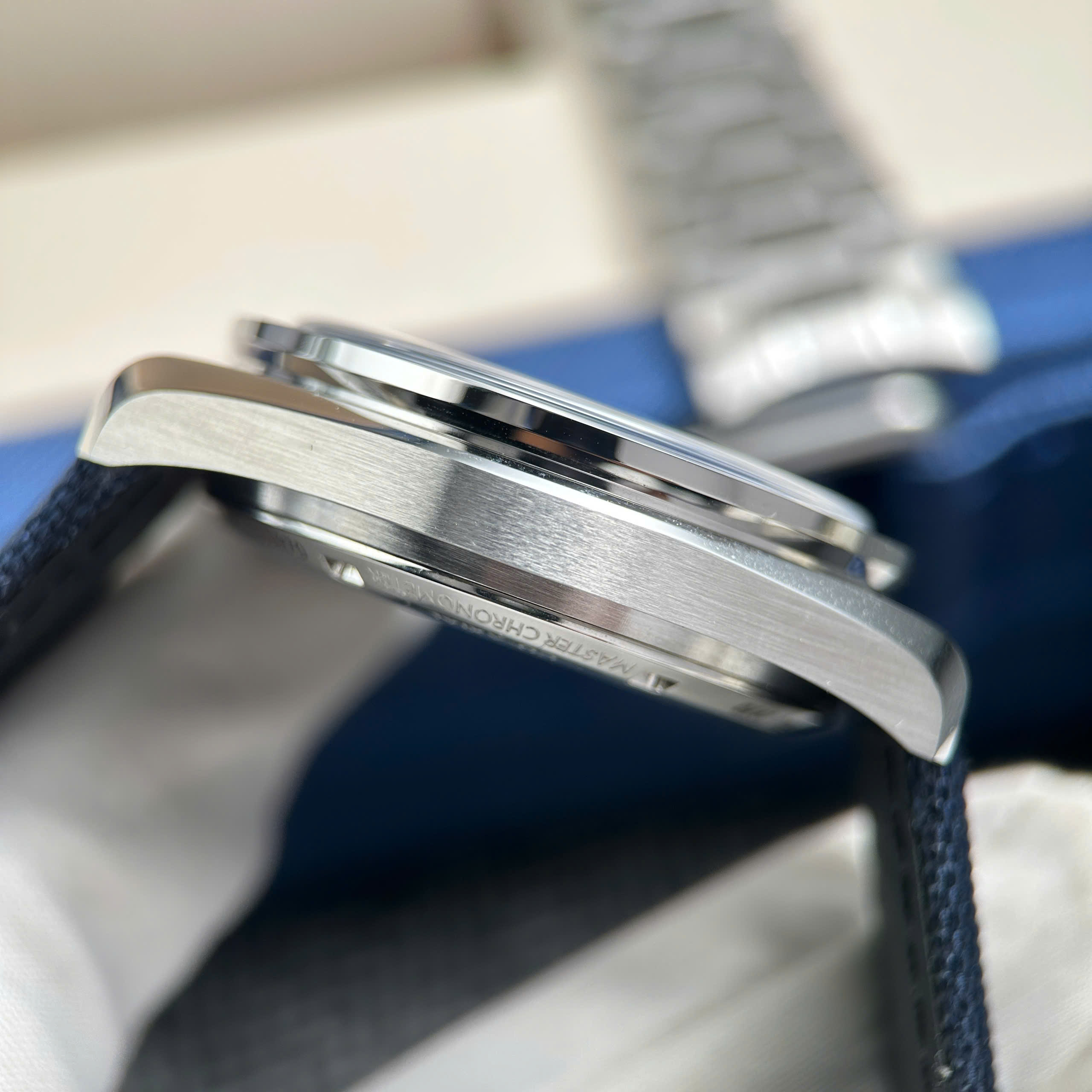 Đồng Hồ Omega Replica Speedmaster Silver Snoopy 50th Anniversary New 2025 42mm (10) Đồng Hồ Omega Replica Speedmaster Silver Snoopy 50th Anniversary New 2025 42mm