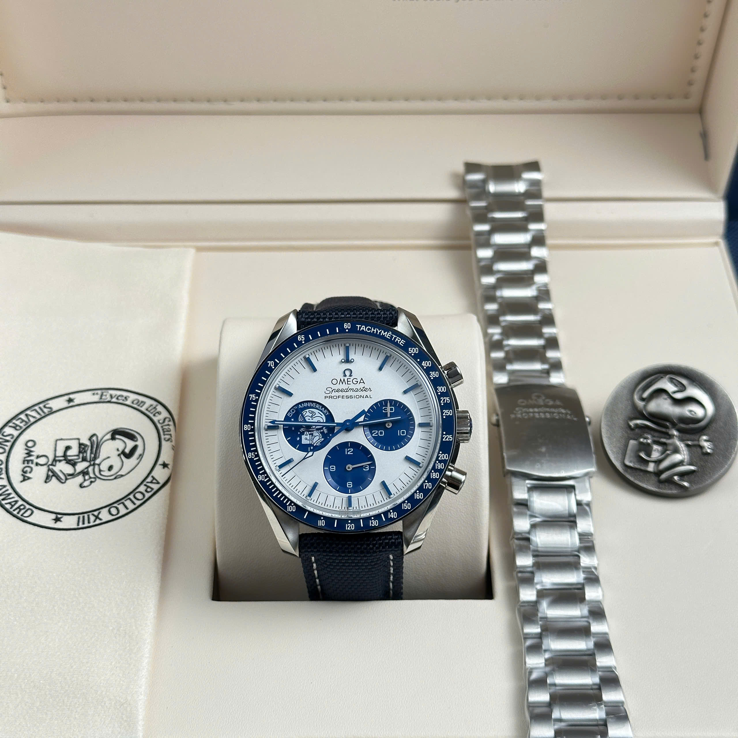 Đồng Hồ Omega Replica Speedmaster Silver Snoopy 50th Anniversary New 2025 42mm (3) Đồng Hồ Omega Replica Speedmaster Silver Snoopy 50th Anniversary New 2025 42mm