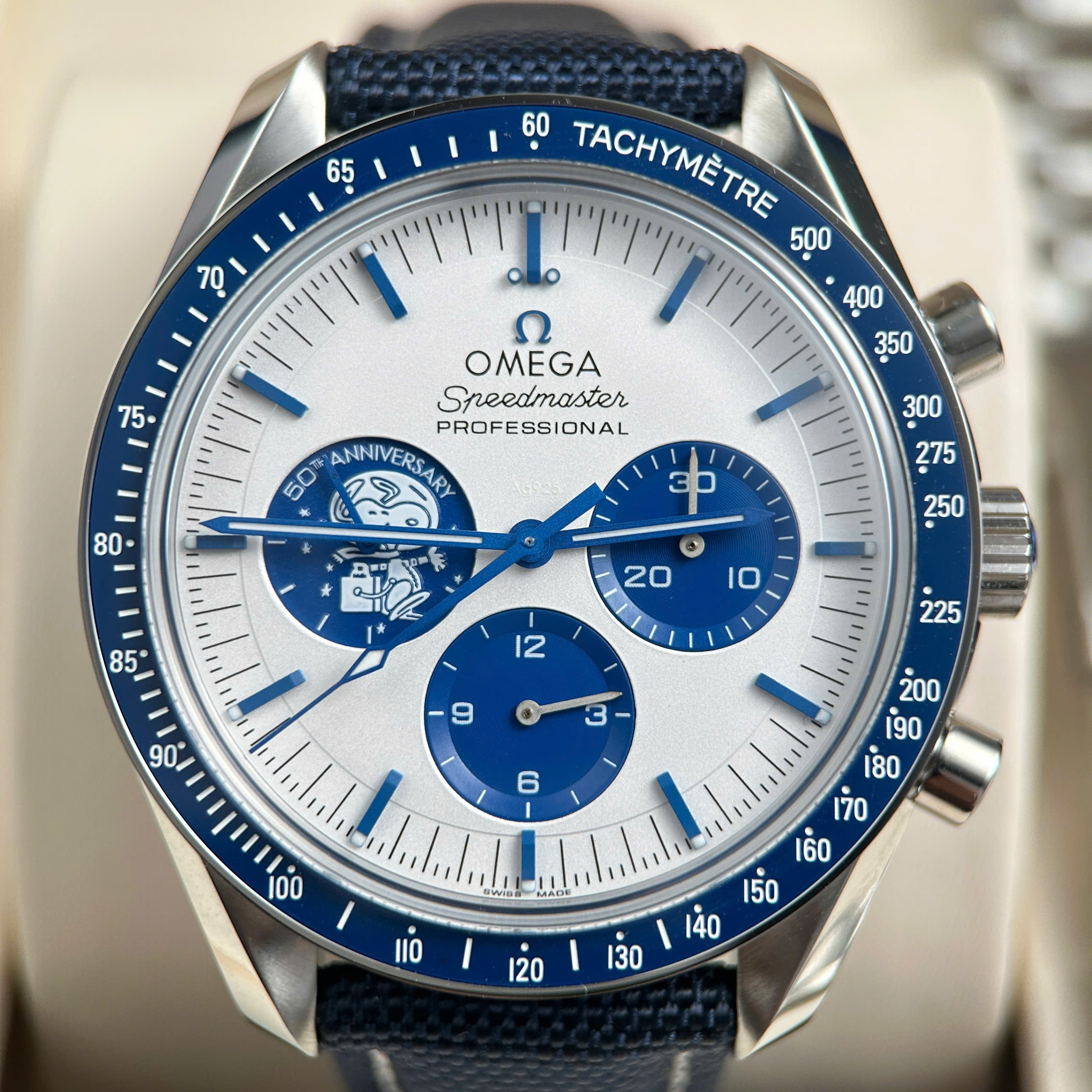 Đồng Hồ Omega Replica Speedmaster Silver Snoopy 50th Anniversary New 2025 42mm (5) Đồng Hồ Omega Replica Speedmaster Silver Snoopy 50th Anniversary New 2025 42mm