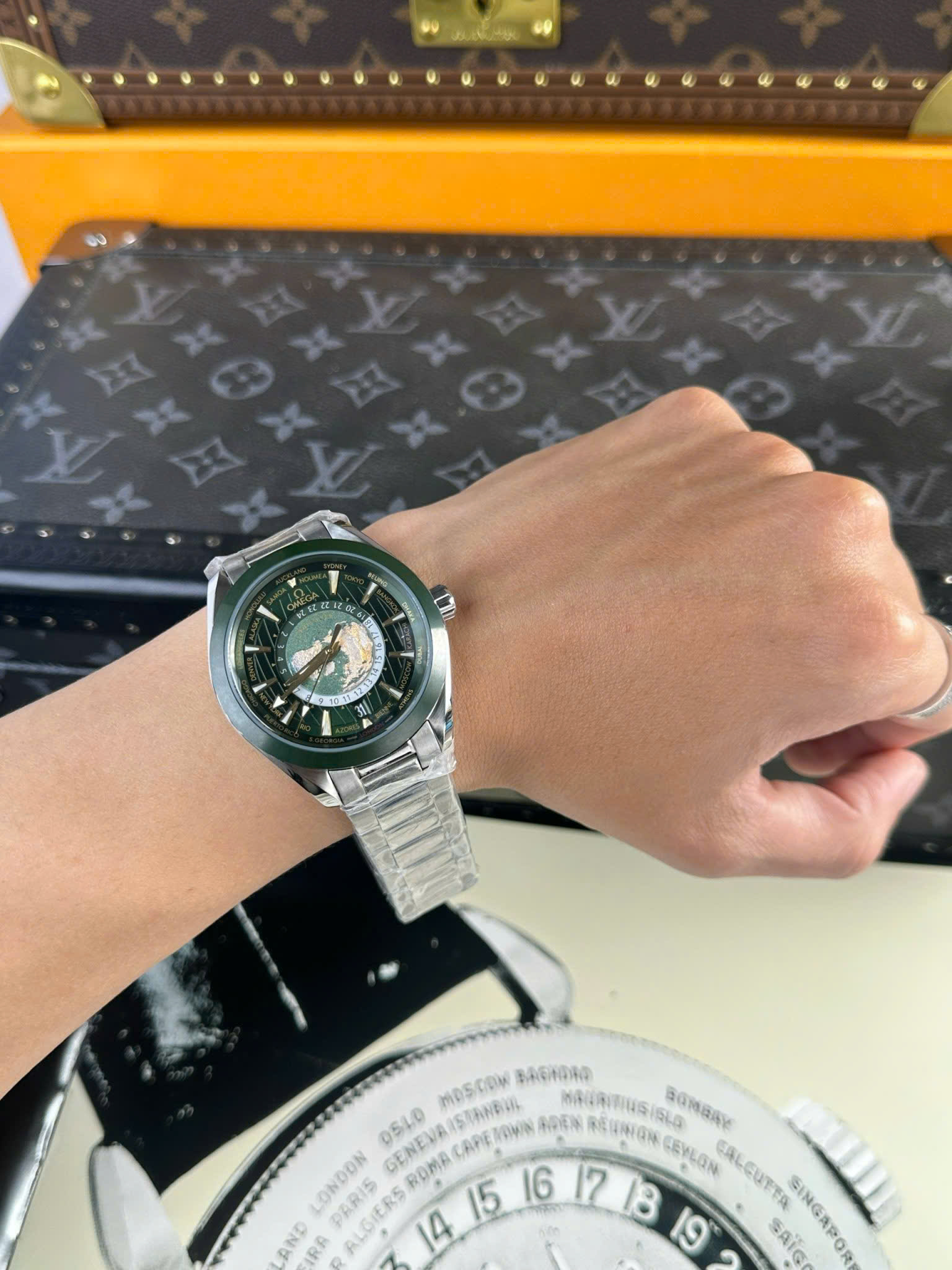 Đồng Hồ Omega Seamaster Aqua Terra Worldtimer Replica 11 Màu Xanh Lá Dây Kim Loại 43mm (3) Đồng Hồ Omega Seamaster Aqua Terra Worldtimer Replica 11 Màu Xanh Lá Dây Kim Loại 43mm