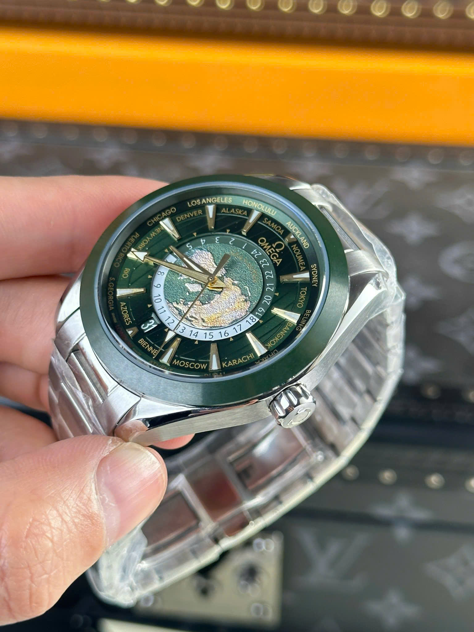 Đồng Hồ Omega Seamaster Aqua Terra Worldtimer Replica 11 Màu Xanh Lá Dây Kim Loại 43mm (5) Đồng Hồ Omega Seamaster Aqua Terra Worldtimer Replica 11 Màu Xanh Lá Dây Kim Loại 43mm