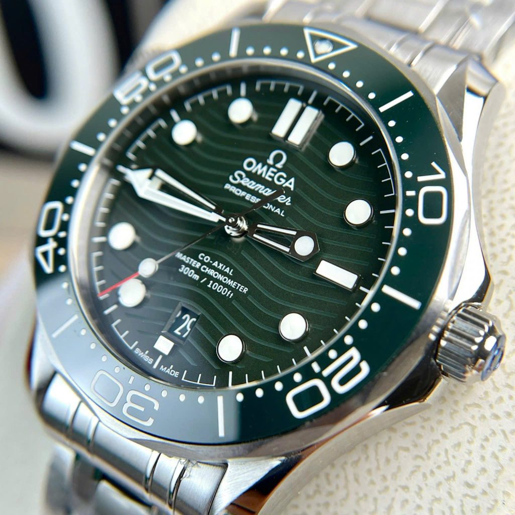 Đồng Hồ Omega Seamaster Replica Diver 300M Master Chronometer Mặt Số Xanh Lá 42mm
