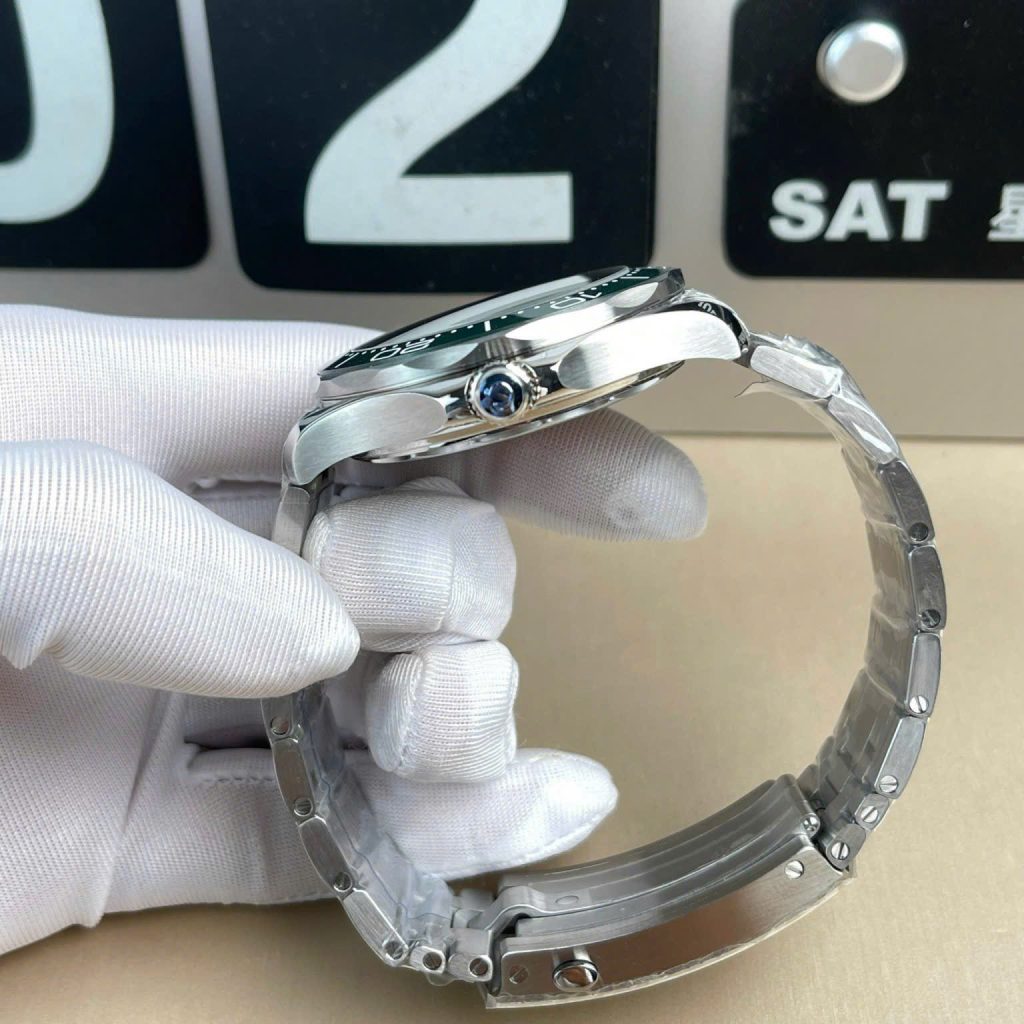 Đồng Hồ Omega Seamaster Replica Diver 300M Master Chronometer Mặt Số Xanh Lá 42mm