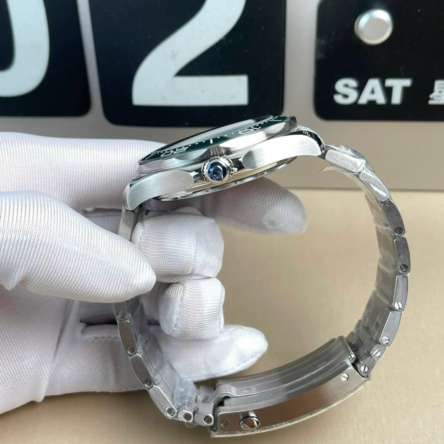 Đồng Hồ Omega Seamaster Replica Diver 300M Master Chronometer Mặt Số Xanh Lá 42mm (5) Đồng Hồ Omega Seamaster Replica Diver 300M Master Chronometer Mặt Số Xanh Lá 42mm