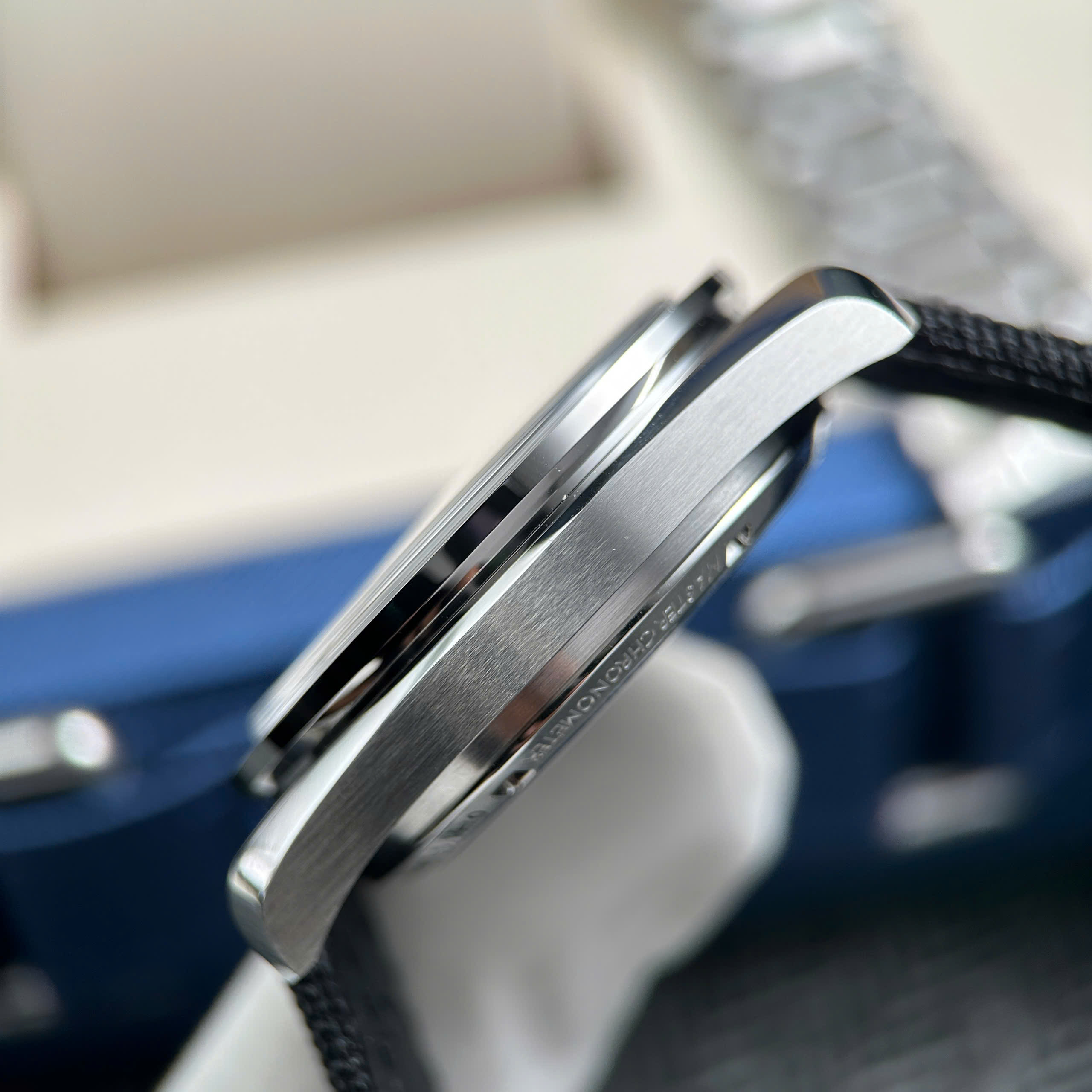 Đồng Hồ Omega Speedmaster Apollo 13 Snoopy Chế Tác Mặt Trắng New 2025 42mm (10) Đồng Hồ Omega Speedmaster Apollo 13 Snoopy Chế Tác Mặt Trắng New 2025 42mm