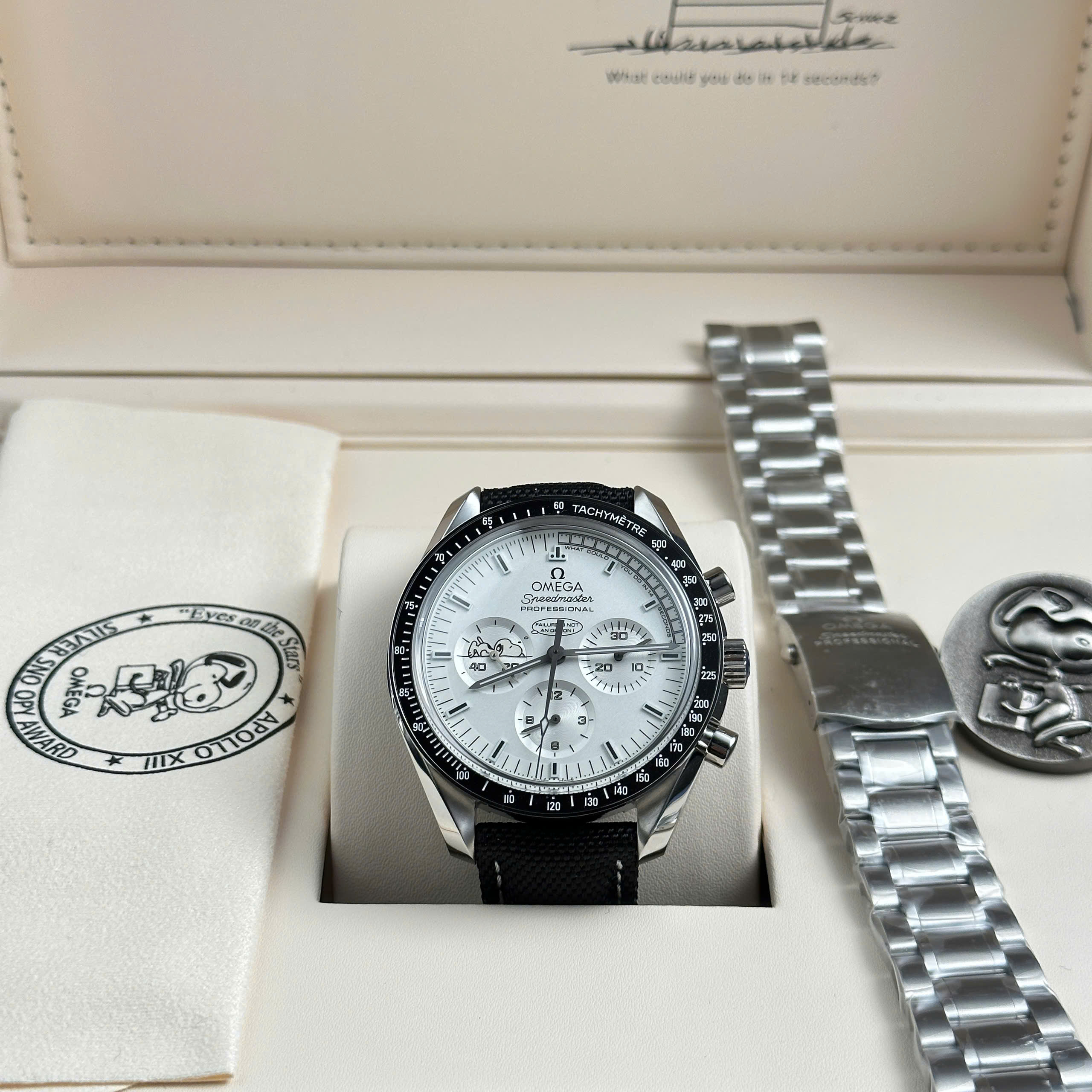 Đồng Hồ Omega Speedmaster Apollo 13 Snoopy Chế Tác Mặt Trắng New 2025 42mm (3) Đồng Hồ Omega Speedmaster Apollo 13 Snoopy Chế Tác Mặt Trắng New 2025 42mm