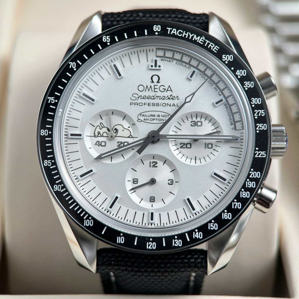 Đồng Hồ Omega Speedmaster Apollo 13 Snoopy Chế Tác Mặt Trắng New 2025 42mm