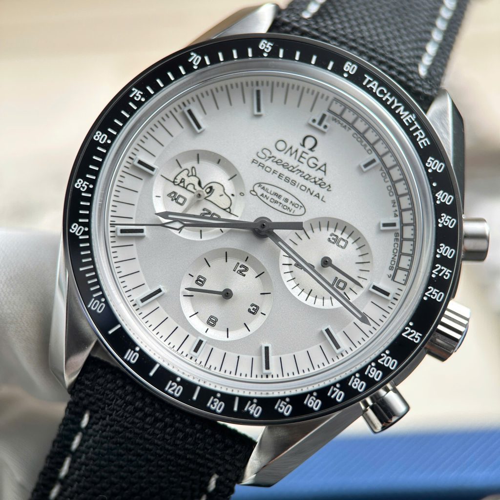 Đồng Hồ Omega Speedmaster Apollo 13 Snoopy Chế Tác Mặt Trắng New 2025 42mm