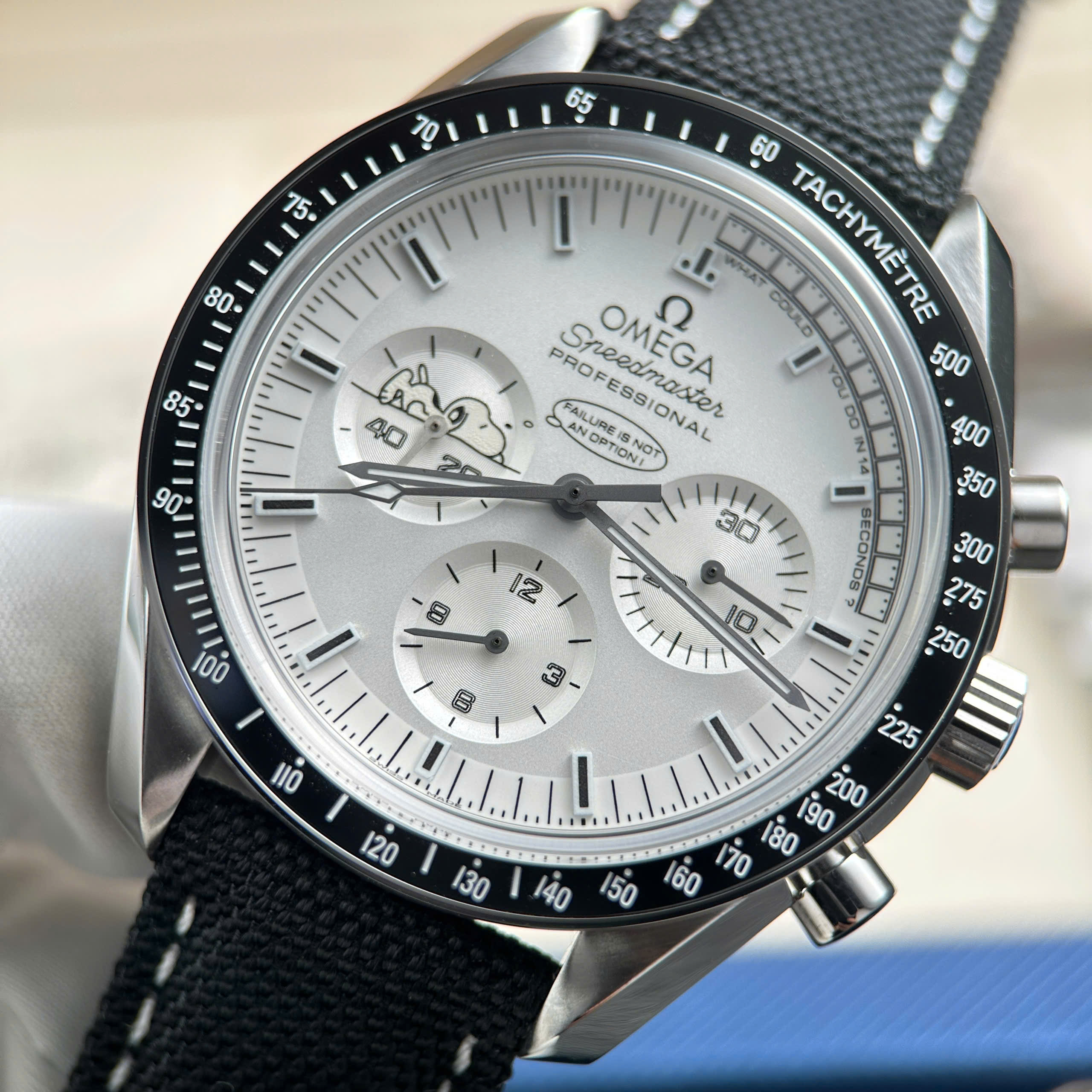 Đồng Hồ Omega Speedmaster Apollo 13 Snoopy Chế Tác Mặt Trắng New 2025 42mm (5) Đồng Hồ Omega Speedmaster Apollo 13 Snoopy Chế Tác Mặt Trắng New 2025 42mm