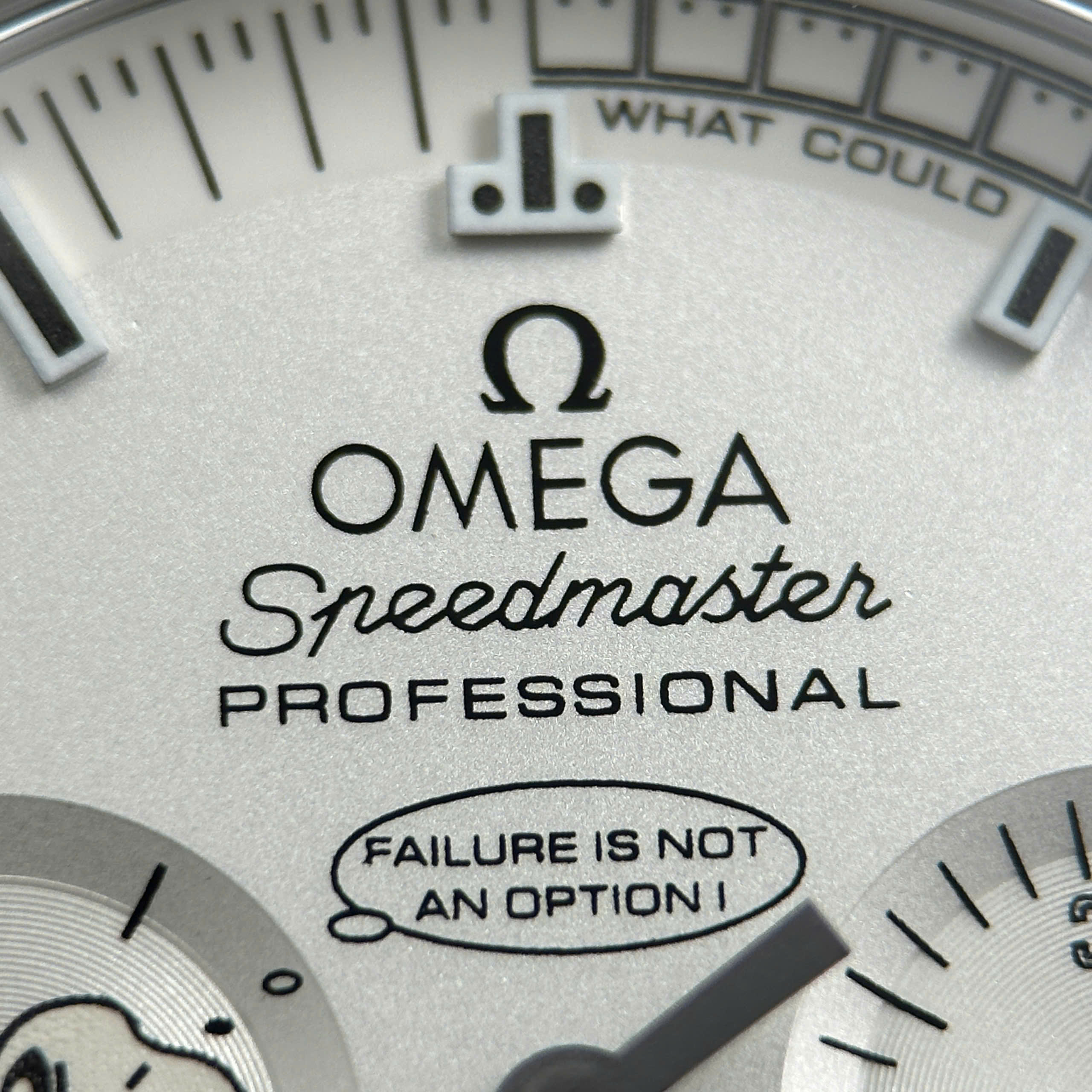 Đồng Hồ Omega Speedmaster Apollo 13 Snoopy Chế Tác Mặt Trắng New 2025 42mm (6) Đồng Hồ Omega Speedmaster Apollo 13 Snoopy Chế Tác Mặt Trắng New 2025 42mm