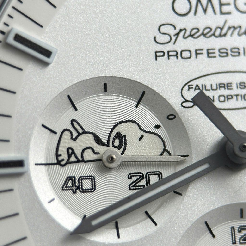 Đồng Hồ Omega Speedmaster Apollo 13 Snoopy Chế Tác Mặt Trắng New 2025 42mm