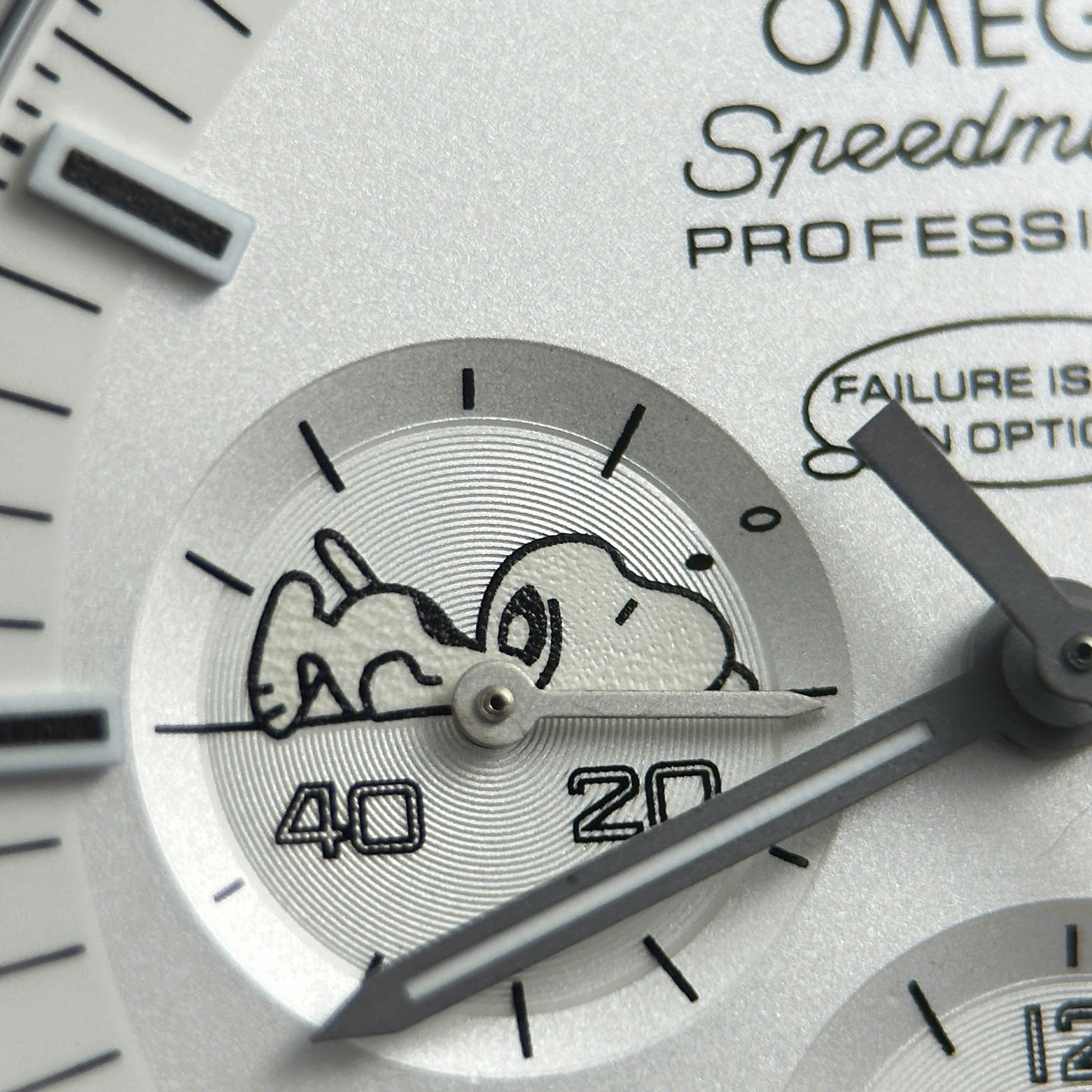 Đồng Hồ Omega Speedmaster Apollo 13 Snoopy Chế Tác Mặt Trắng New 2025 42mm (7) Đồng Hồ Omega Speedmaster Apollo 13 Snoopy Chế Tác Mặt Trắng New 2025 42mm
