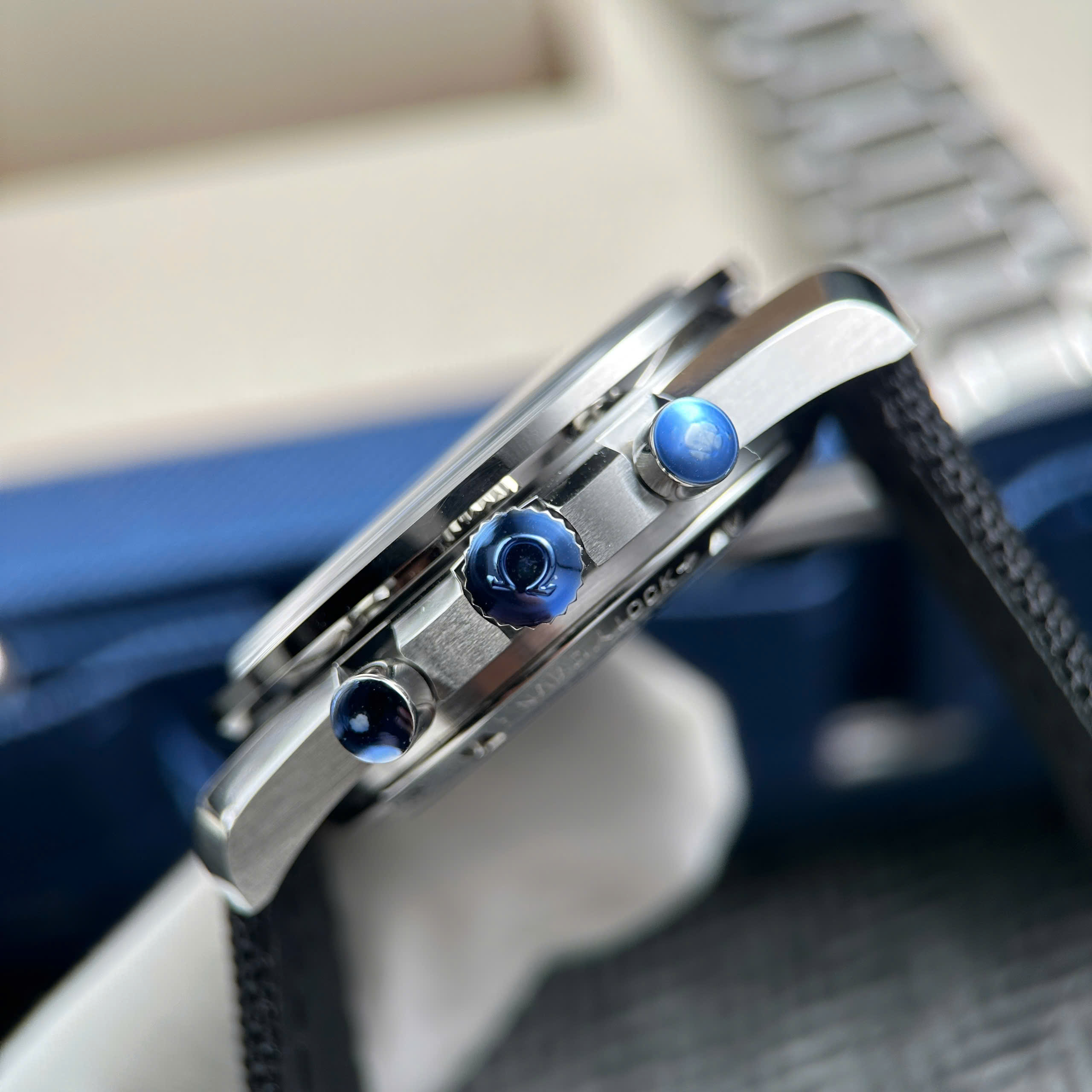 Đồng Hồ Omega Speedmaster Apollo 13 Snoopy Chế Tác Mặt Trắng New 2025 42mm (9) Đồng Hồ Omega Speedmaster Apollo 13 Snoopy Chế Tác Mặt Trắng New 2025 42mm