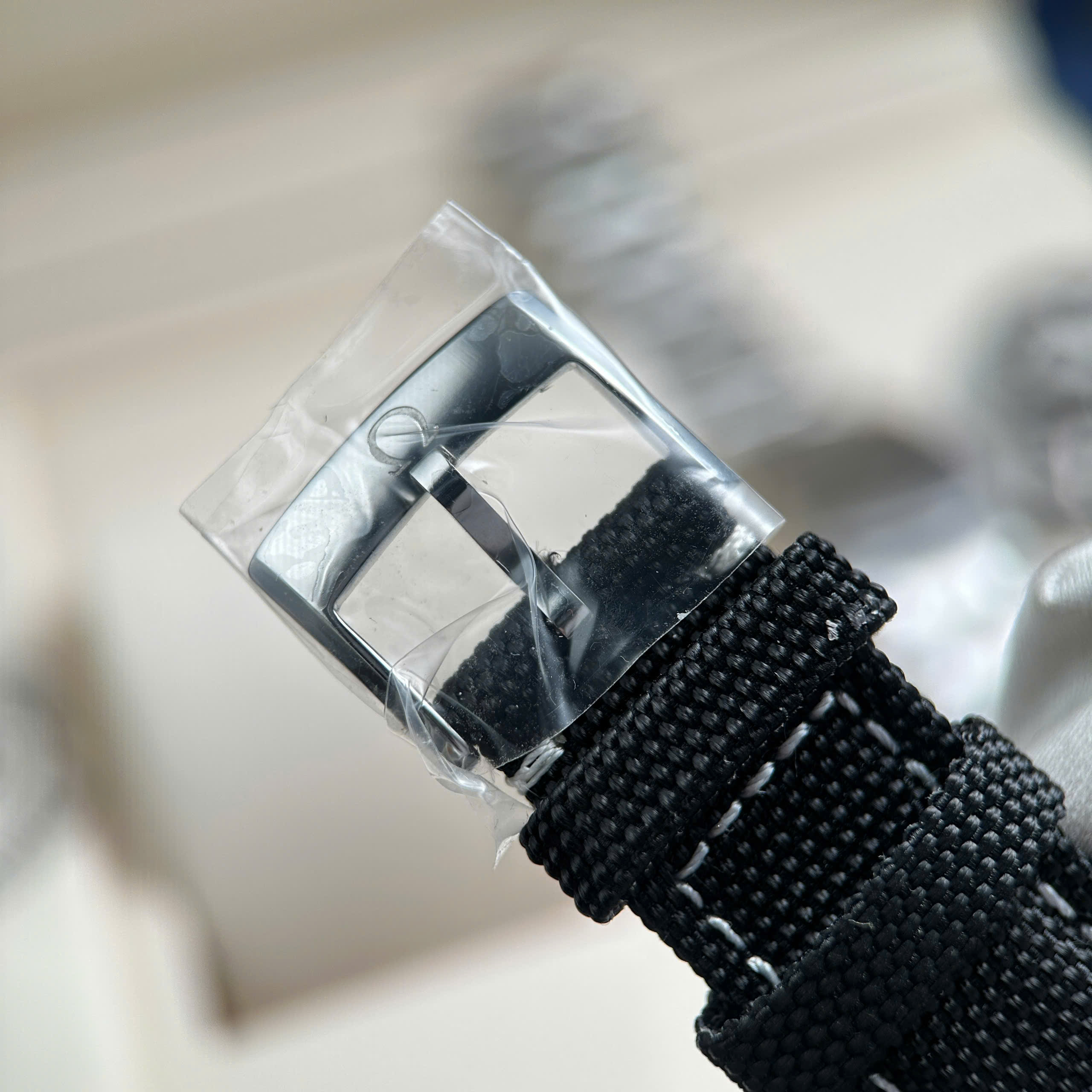 Đồng Hồ Omega Speedmaster Silver Snoopy Phiên Bản Kỷ Niệm 50 Năm Chế Tác Mặt Đen New 2025 42mm (10) Đồng Hồ Omega Speedmaster Silver Snoopy Phiên Bản Kỷ Niệm 50 Năm Chế Tác Mặt Đen New 2025 42mm