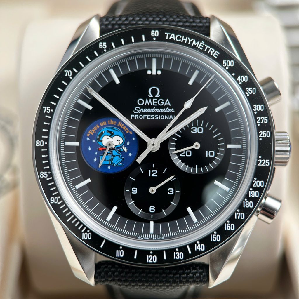 Đồng Hồ Omega Speedmaster Silver Snoopy Phiên Bản Kỷ Niệm 50 Năm Chế Tác Mặt Đen New 2025 42mm