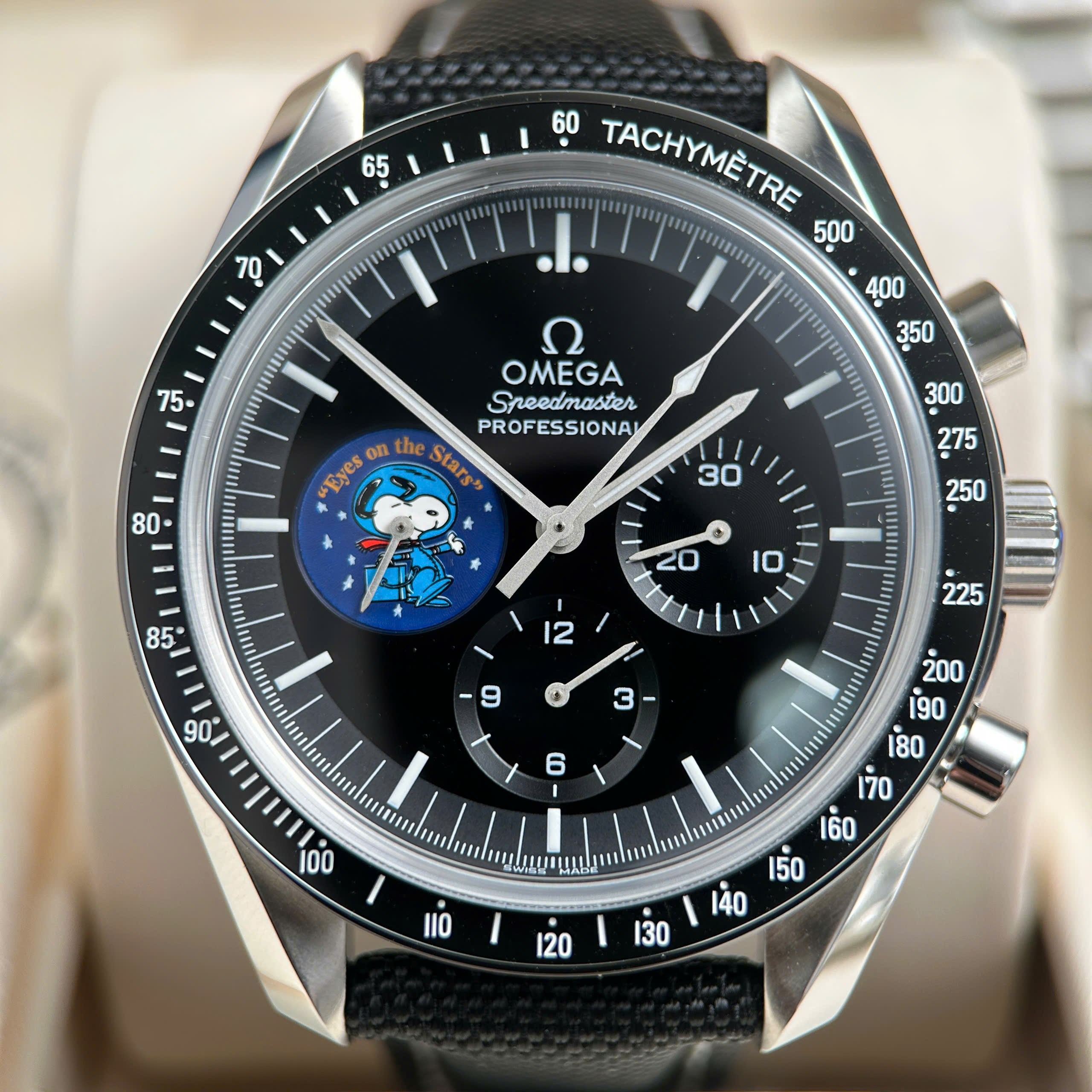 Đồng Hồ Omega Speedmaster Silver Snoopy Phiên Bản Kỷ Niệm 50 Năm Chế Tác Mặt Đen New 2025 42mm (4) Đồng Hồ Omega Speedmaster Silver Snoopy Phiên Bản Kỷ Niệm 50 Năm Chế Tác Mặt Đen New 2025 42mm