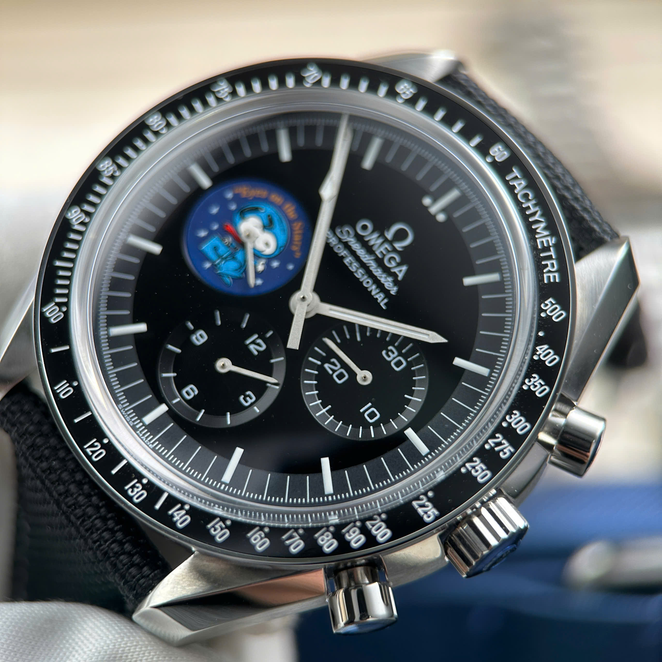 Đồng Hồ Omega Speedmaster Silver Snoopy Phiên Bản Kỷ Niệm 50 Năm Chế Tác Mặt Đen New 2025 42mm (5) Đồng Hồ Omega Speedmaster Silver Snoopy Phiên Bản Kỷ Niệm 50 Năm Chế Tác Mặt Đen New 2025 42mm