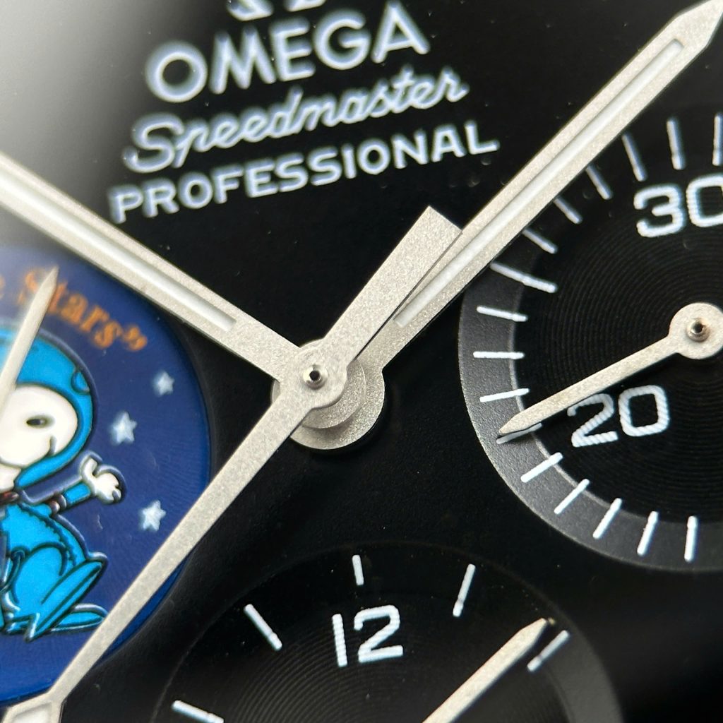 Đồng Hồ Omega Speedmaster Silver Snoopy Phiên Bản Kỷ Niệm 50 Năm Chế Tác Mặt Đen New 2025 42mm