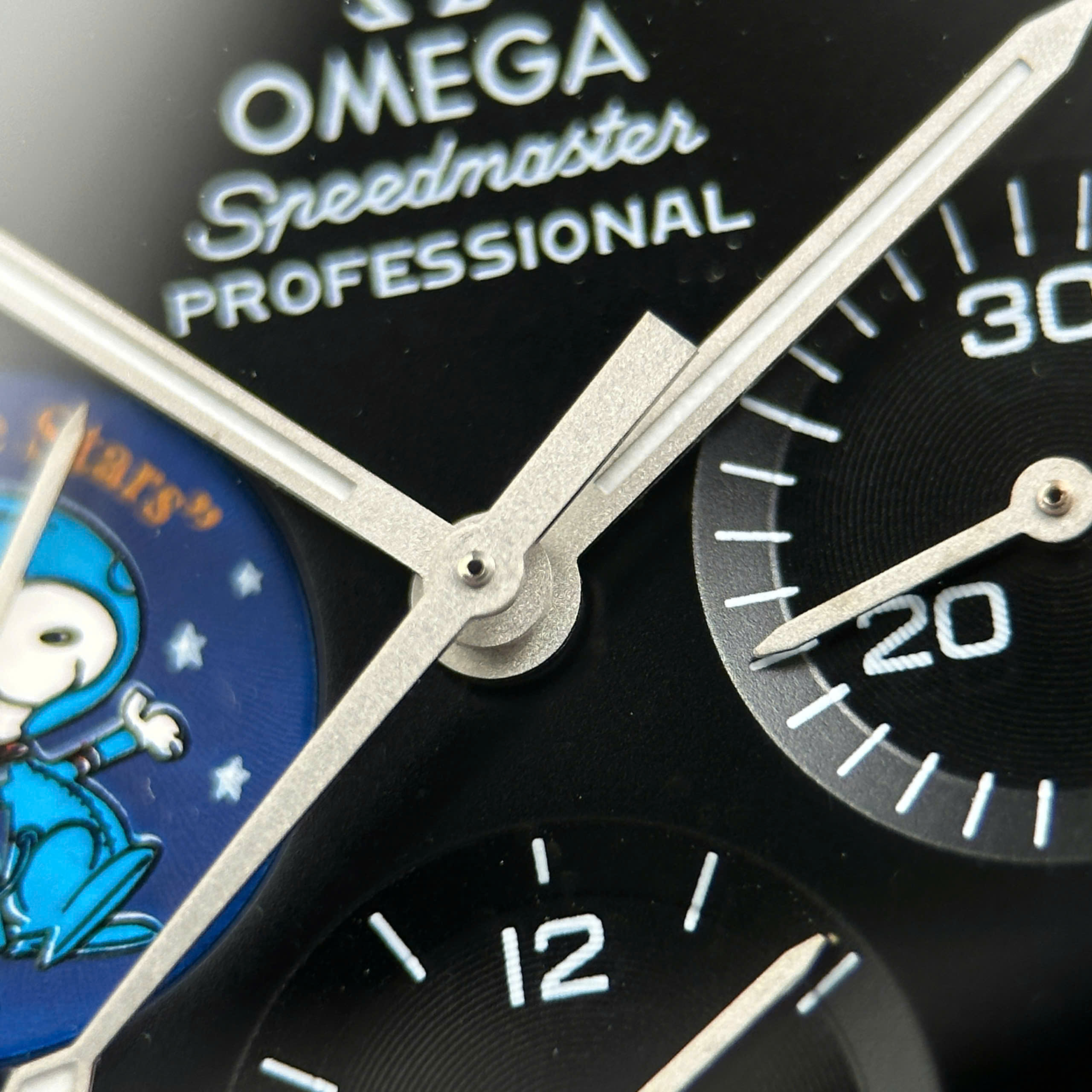 Đồng Hồ Omega Speedmaster Silver Snoopy Phiên Bản Kỷ Niệm 50 Năm Chế Tác Mặt Đen New 2025 42mm (6) Đồng Hồ Omega Speedmaster Silver Snoopy Phiên Bản Kỷ Niệm 50 Năm Chế Tác Mặt Đen New 2025 42mm