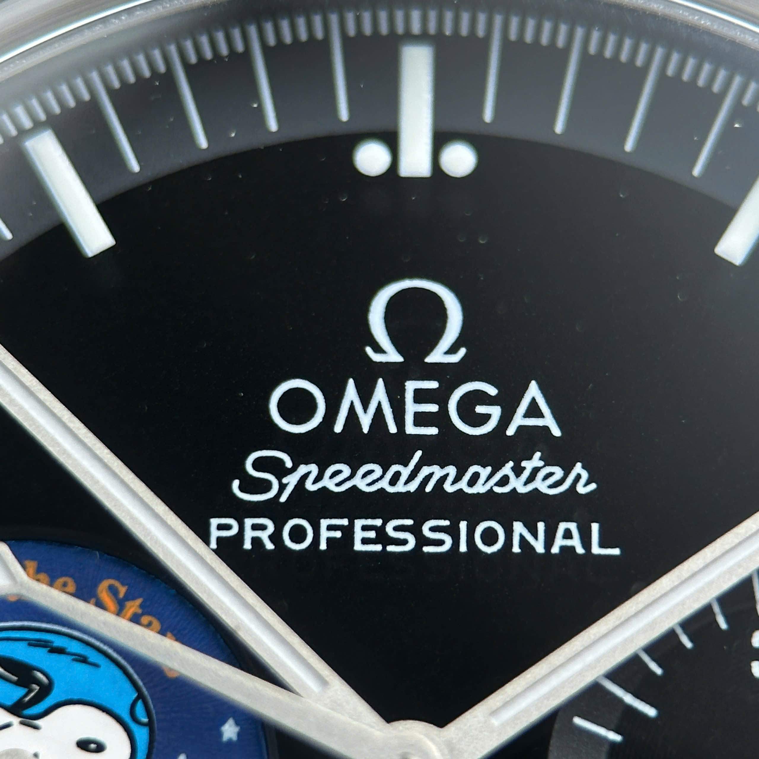 Đồng Hồ Omega Speedmaster Silver Snoopy Phiên Bản Kỷ Niệm 50 Năm Chế Tác Mặt Đen New 2025 42mm (7) Đồng Hồ Omega Speedmaster Silver Snoopy Phiên Bản Kỷ Niệm 50 Năm Chế Tác Mặt Đen New 2025 42mm