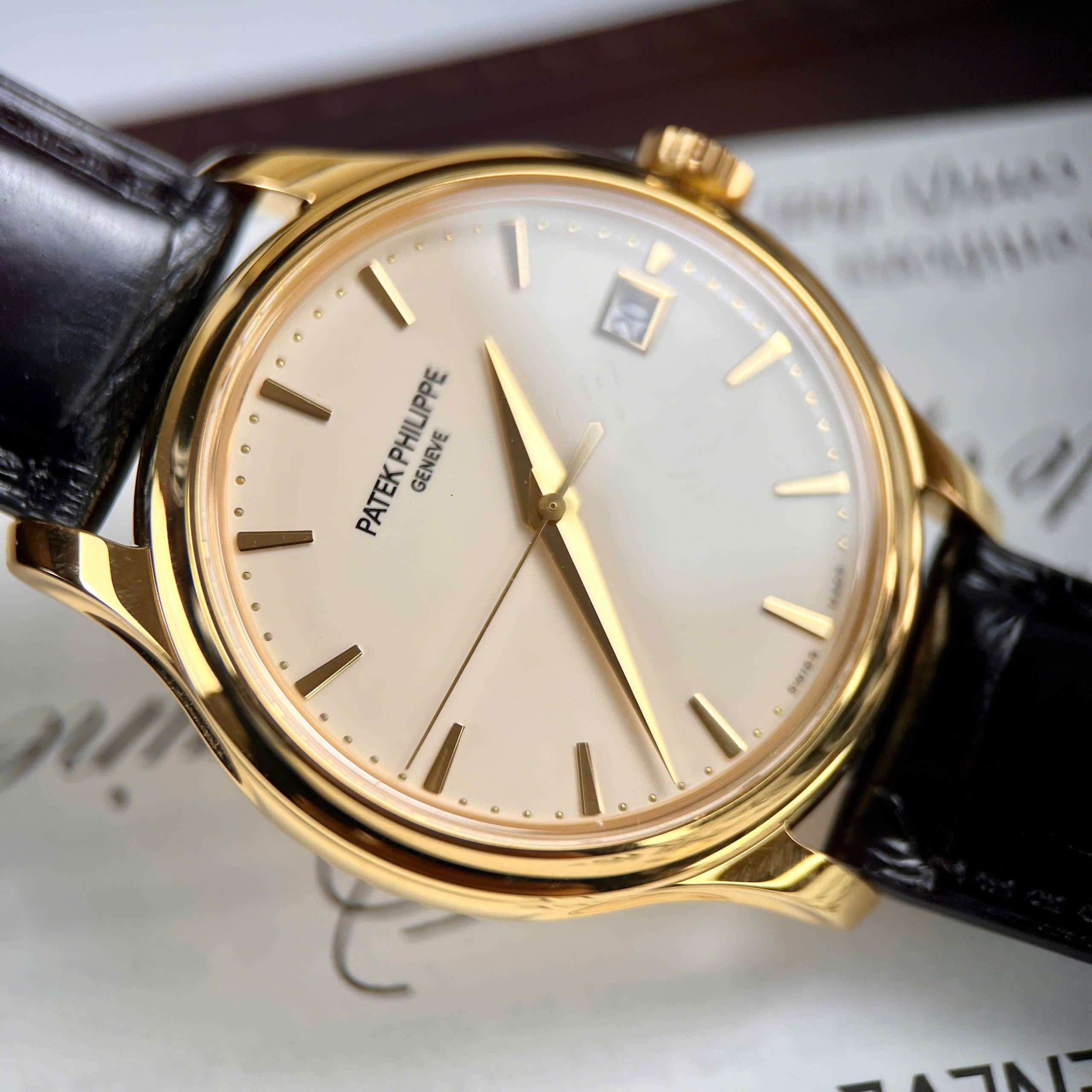 Đồng Hồ Patek Philippe Calatrava 5227 Chế Tác Bọc Vàng 18K Dây Da Nâu Nhà Máy 3K 40mm (4) Đồng Hồ Patek Philippe Calatrava 5227 Chế Tác Bọc Vàng 18K Dây Da Nâu Nhà Máy 3K 40mm