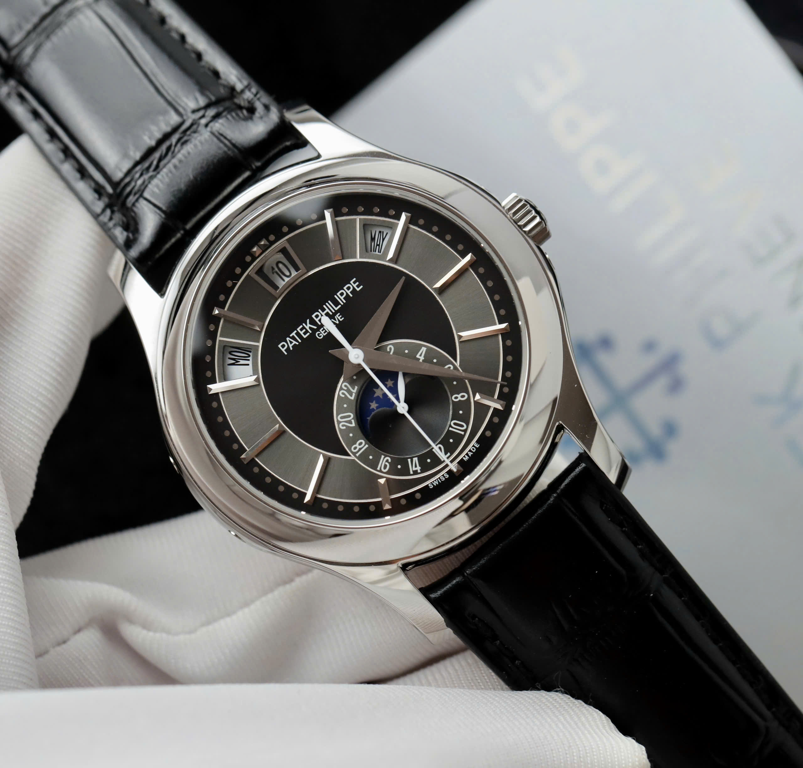 Đồng Hồ Patek Philippe Chế Tác Complications 5205R Mặt Đen Nhà Máy GR 40mm (2) Đồng Hồ Patek Philippe Chế Tác Complications 5205R Mặt Đen Nhà Máy GR 40mm