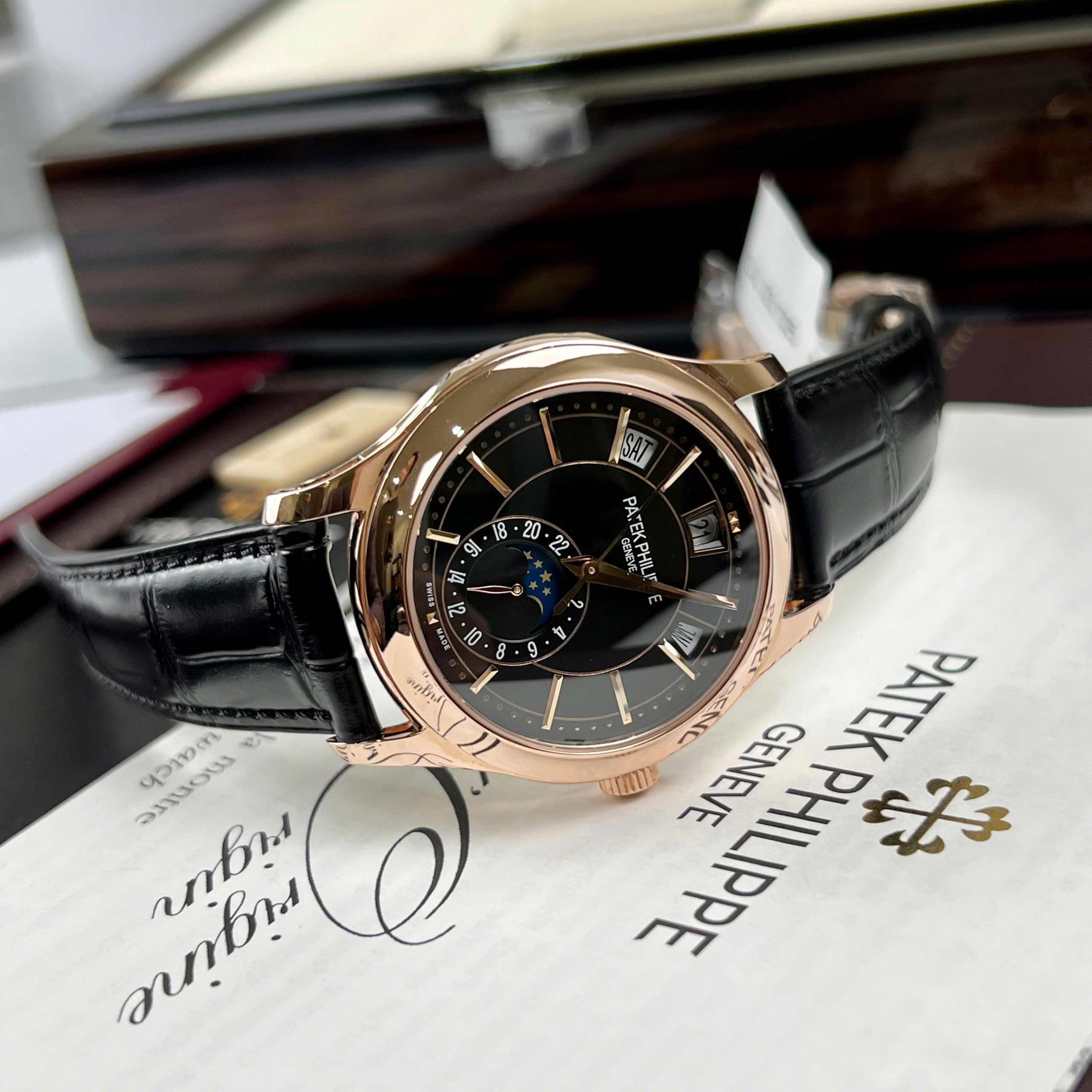 Đồng Hồ Patek Philippe Nautilus 5205R Chế Tác Bọc Vàng 18K Xưởng GR 40mm (4) Đồng Hồ Patek Philippe 5205R Chế Tác Bọc Vàng 18K Dây Da Đen Xưởng GR 40mm