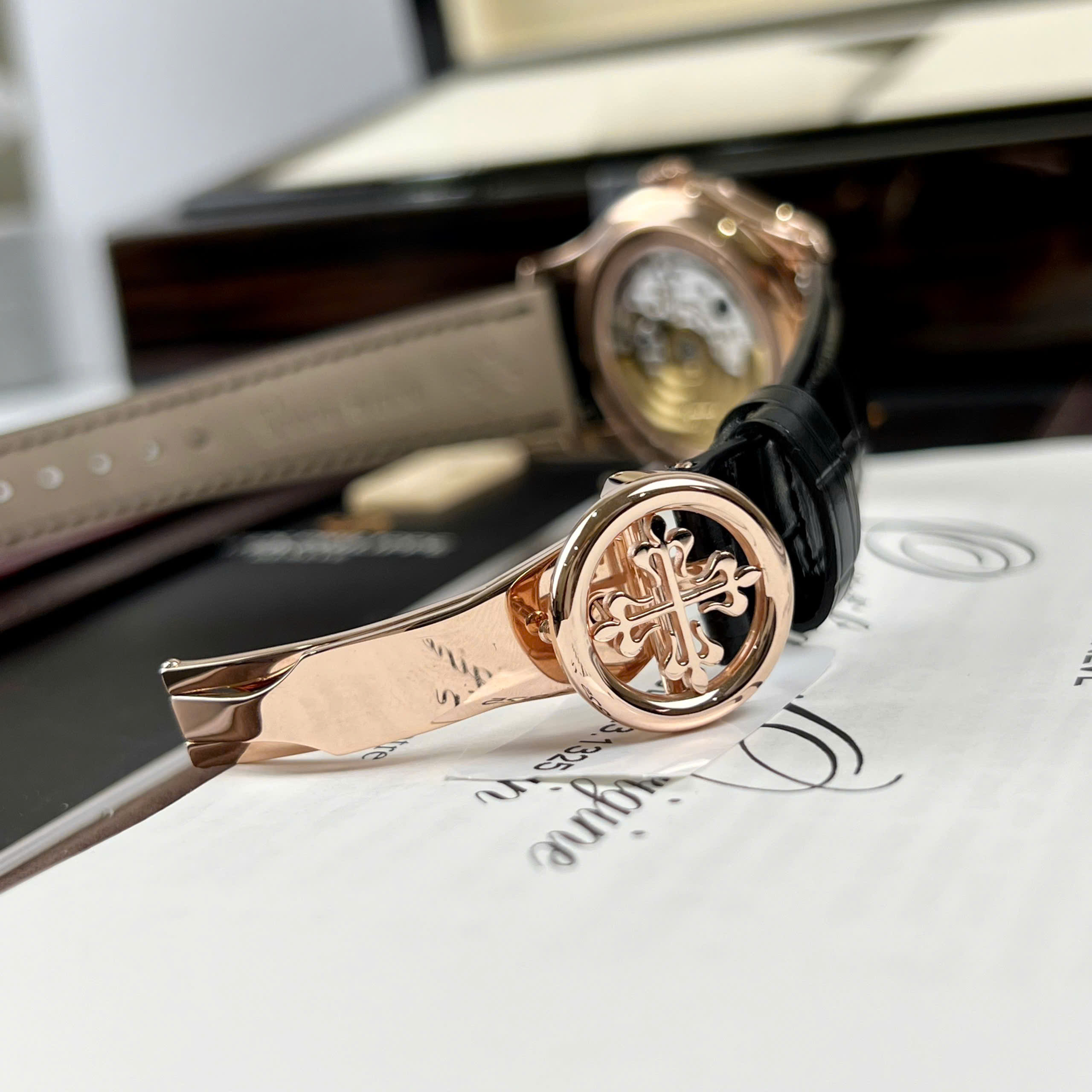 Đồng Hồ Patek Philippe Nautilus 5205R Chế Tác Bọc Vàng 18K Xưởng GR 40mm (9) Đồng Hồ Patek Philippe 5205R Chế Tác Bọc Vàng 18K Dây Da Đen Xưởng GR 40mm