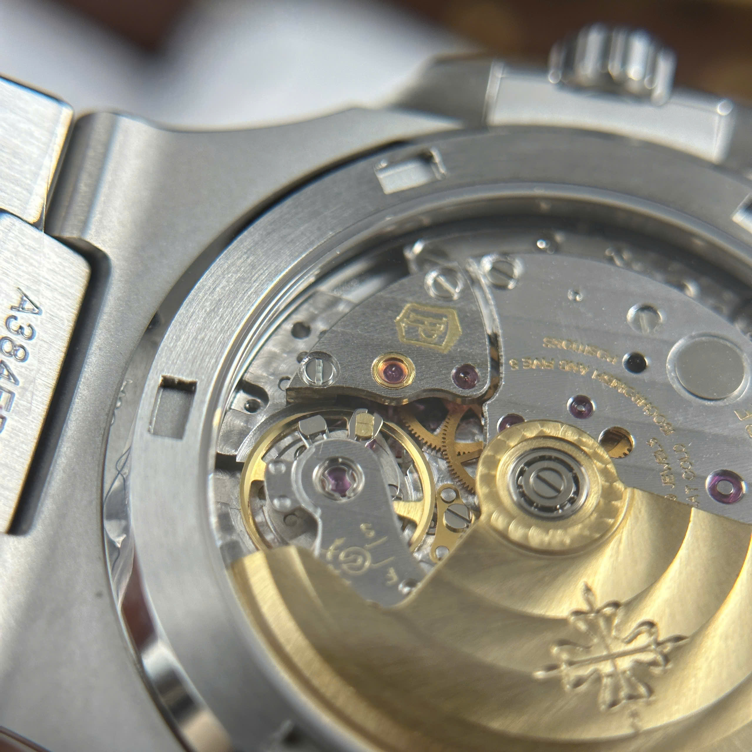 Đồng Hồ Patek Philippe Nautilus 5711 Replica 11 Mặt Trắng Tinh Chỉnh Nhà Máy BBF 40mm (2) Đồng Hồ Patek Philippe Nautilus 5711 Replica 11 Mặt Trắng Tinh Chỉnh Nhà Máy BBF 40mm