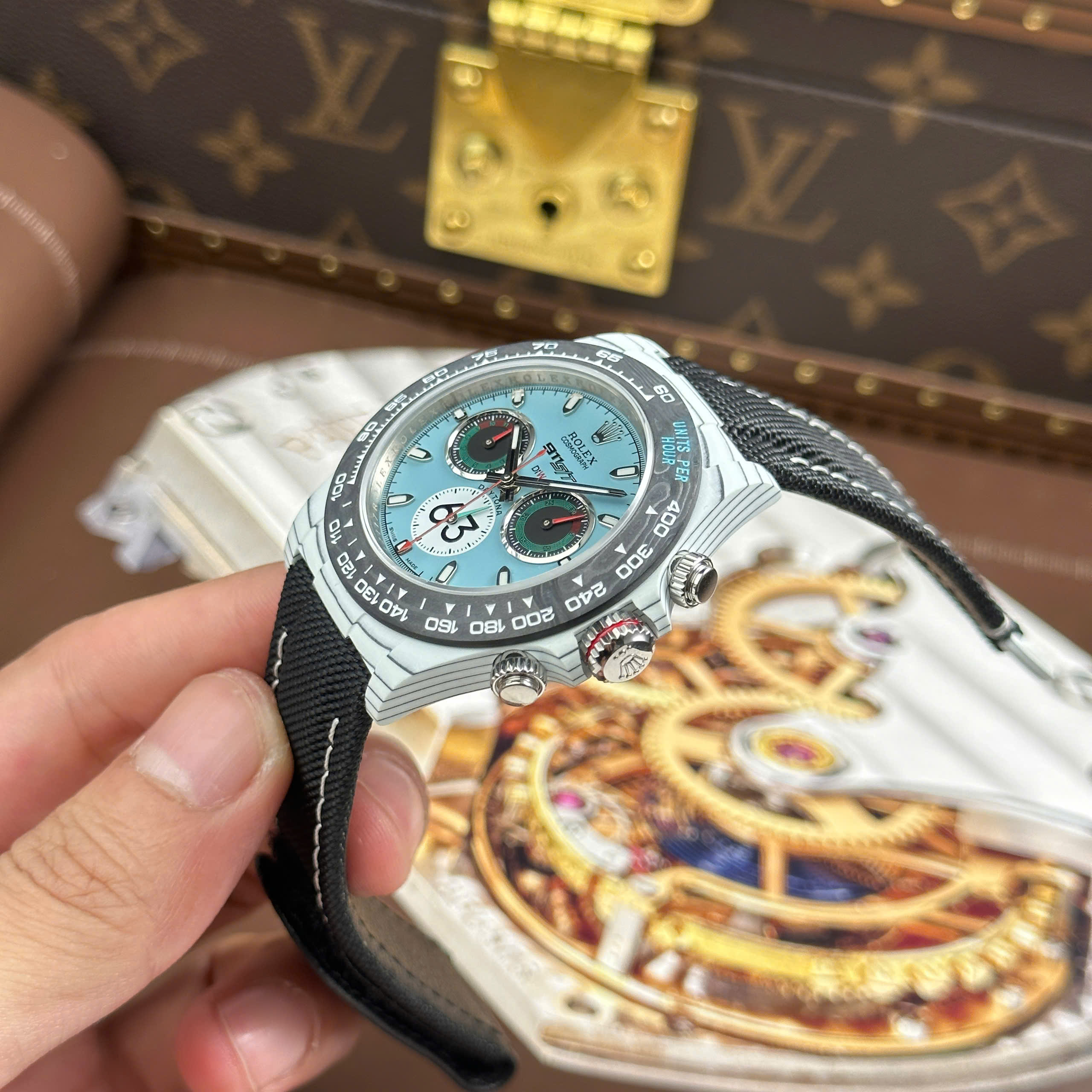 Đồng Hồ Rolex Daytona DiW Ferrari Replica 11 Mặt Tiffany Vỏ Carbon Trắng 40mm (14) Đồng Hồ Rolex Daytona DiW Ferrari Replica 11 Mặt Tiffany Vỏ Carbon Trắng 40mm